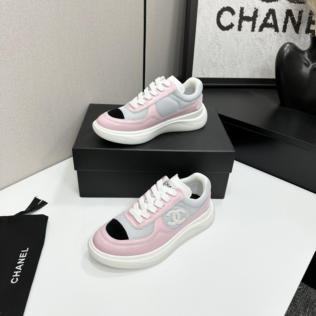 A pair of Chanel pink and grey mesh sneakers with a white platform sole and the CC logo, displayed on a black box. - Hình 3