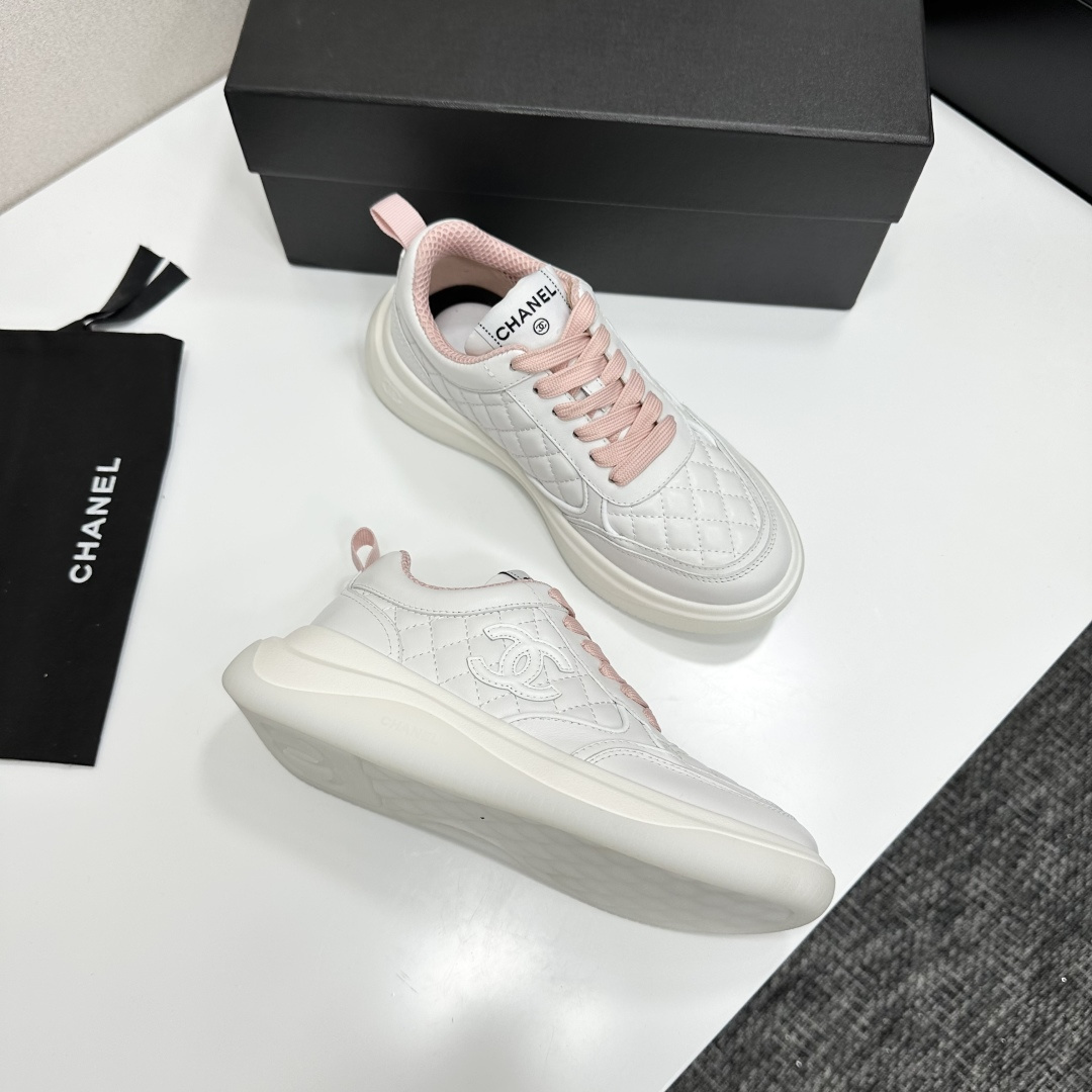 Chanel white quilted leather sneakers with pink laces and interlocking C logo on a black display box. - Hình 7