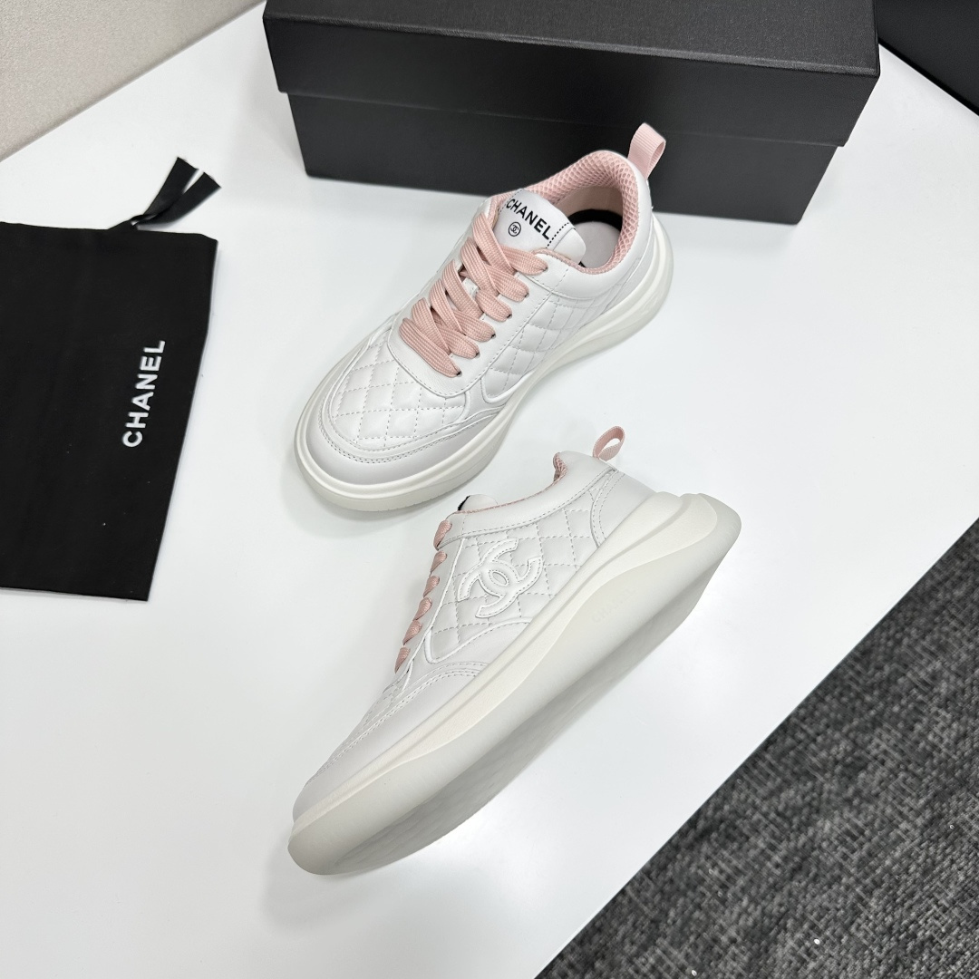 Chanel white quilted leather sneakers with pink laces and interlocking C logo on a black display box. - Hình 4