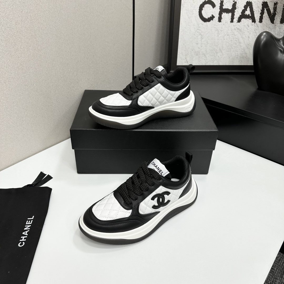 Pair of black and white Chanel quilted leather sneakers with CC logo on a black box - Hình 3