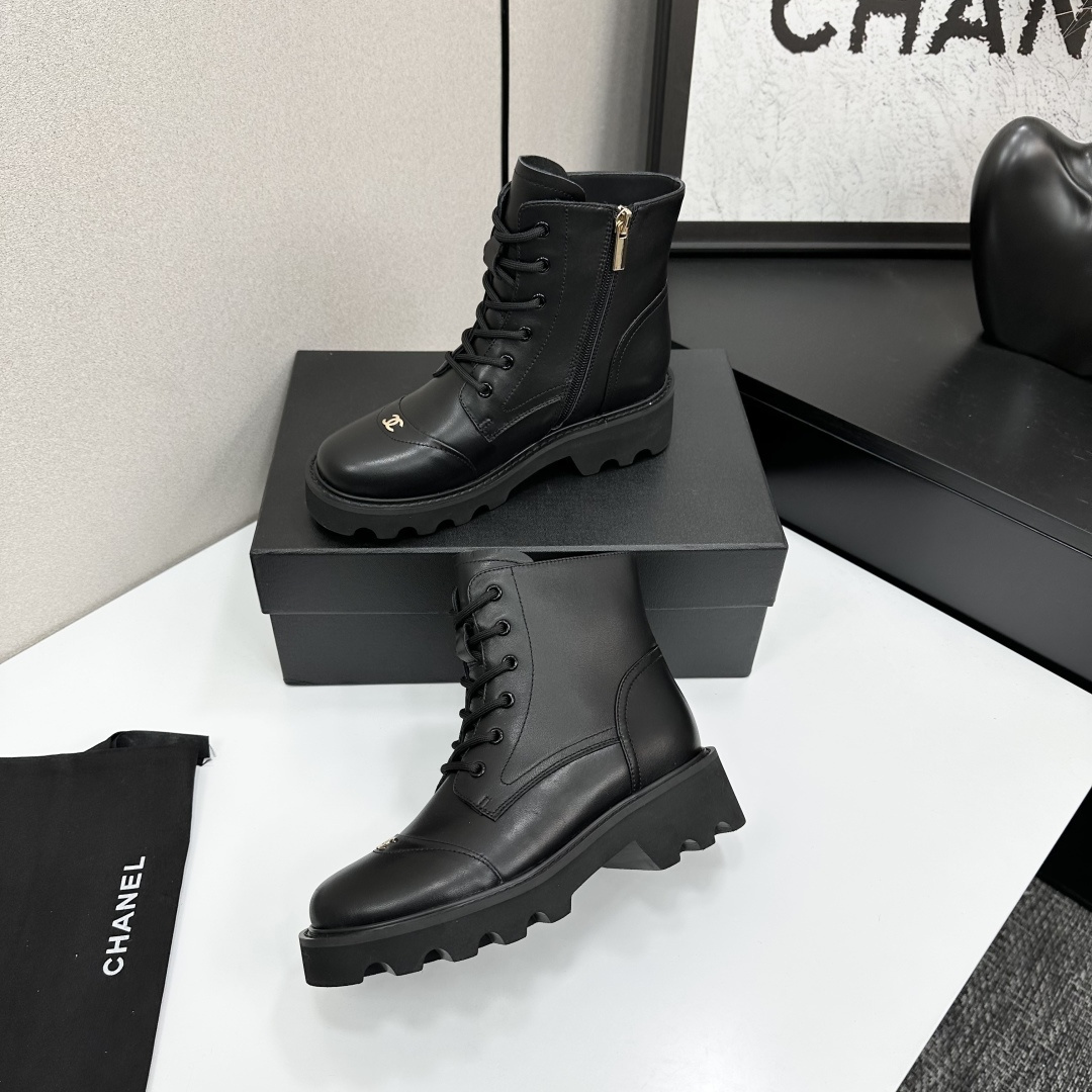 High-end black leather combat boots with lace-up front, side zipper, and chunky lug sole displayed on a black box. - Hình 3