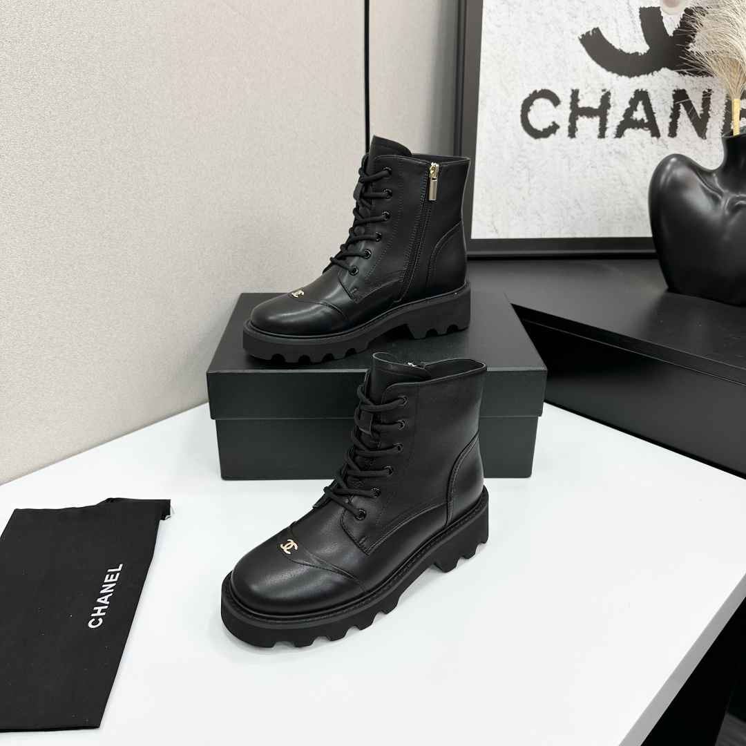 High-end black leather combat boots with lace-up front, side zipper, and chunky lug sole displayed on a black box. - Hình 2