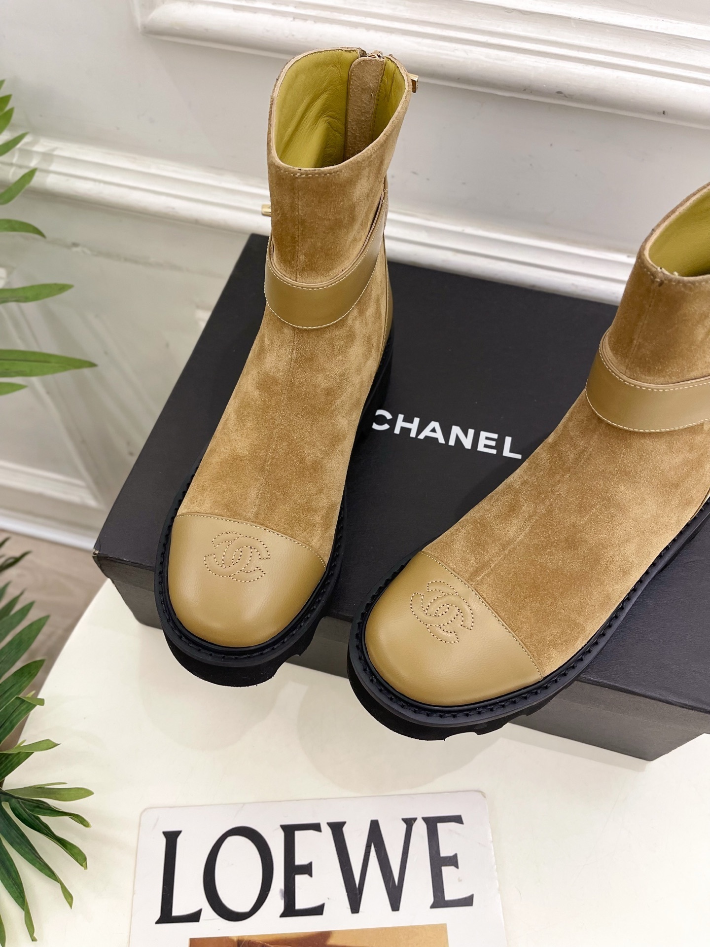 Pair of Chanel tan suede ankle boots with leather toe caps and chunky black lug soles - Hình 6