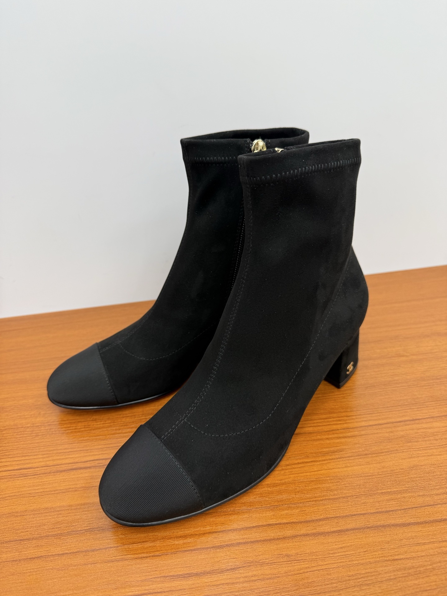 A pair of Chanel black suede ankle boots with ribbed cap toes and gold-tone CC logo on the block heels. - Hình 3