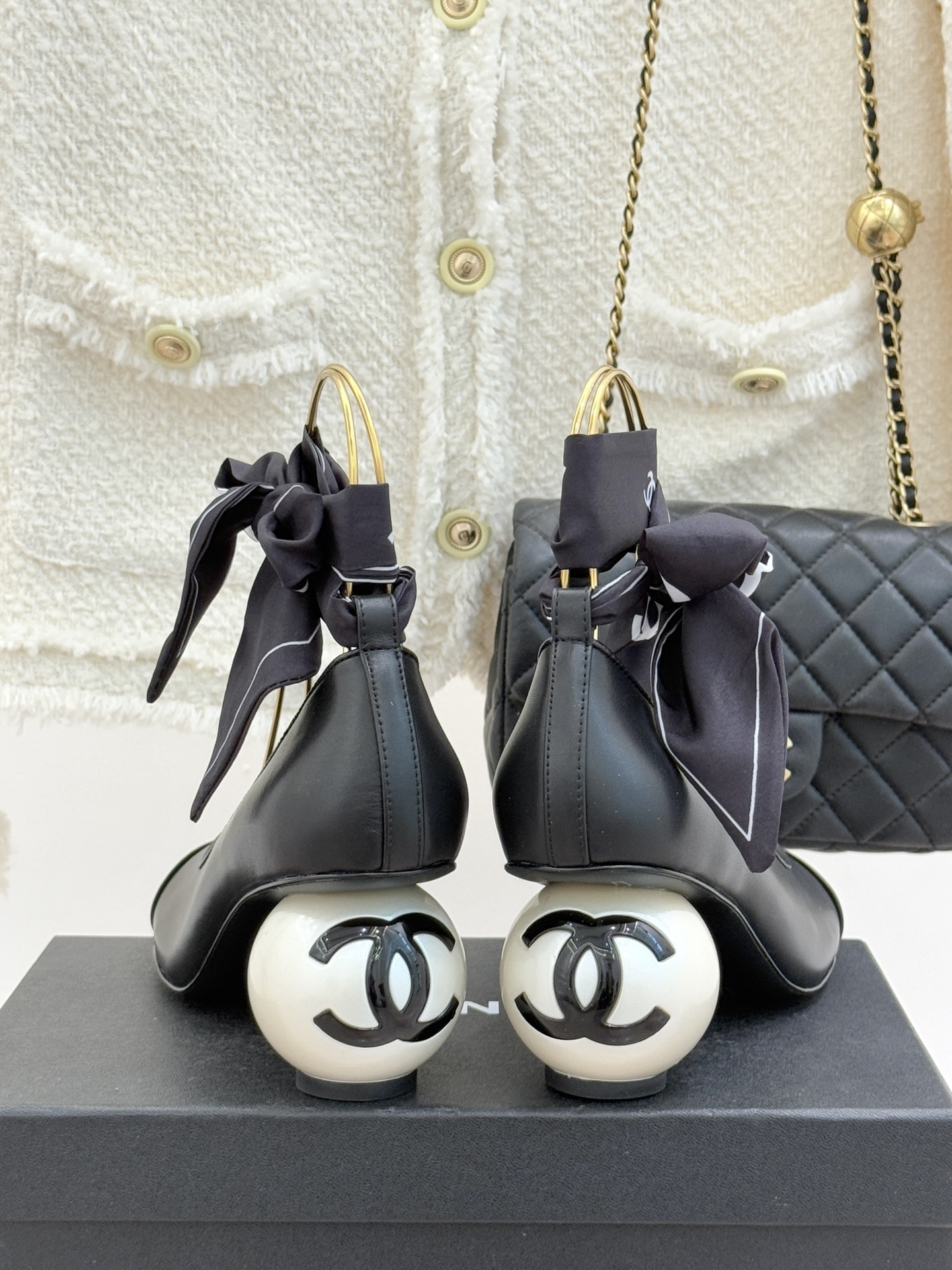 Pair of black Chanel leather pumps with white pearl spherical heels and black silk ribbons tied at the ankles. - Hình 6