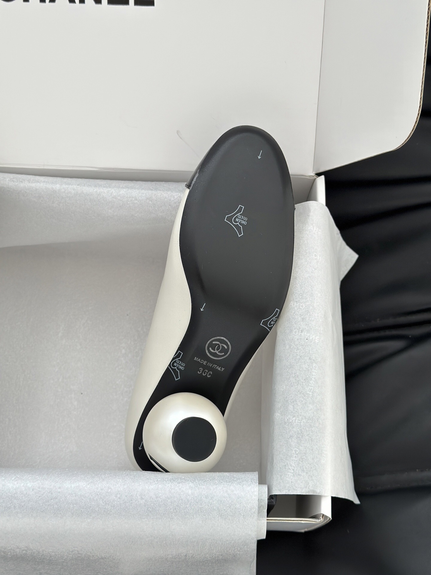 Luxury Chanel Mary Jane pumps in white leather with black patent leather cap toe and block heel, presented in a signature white box. - Hình 9