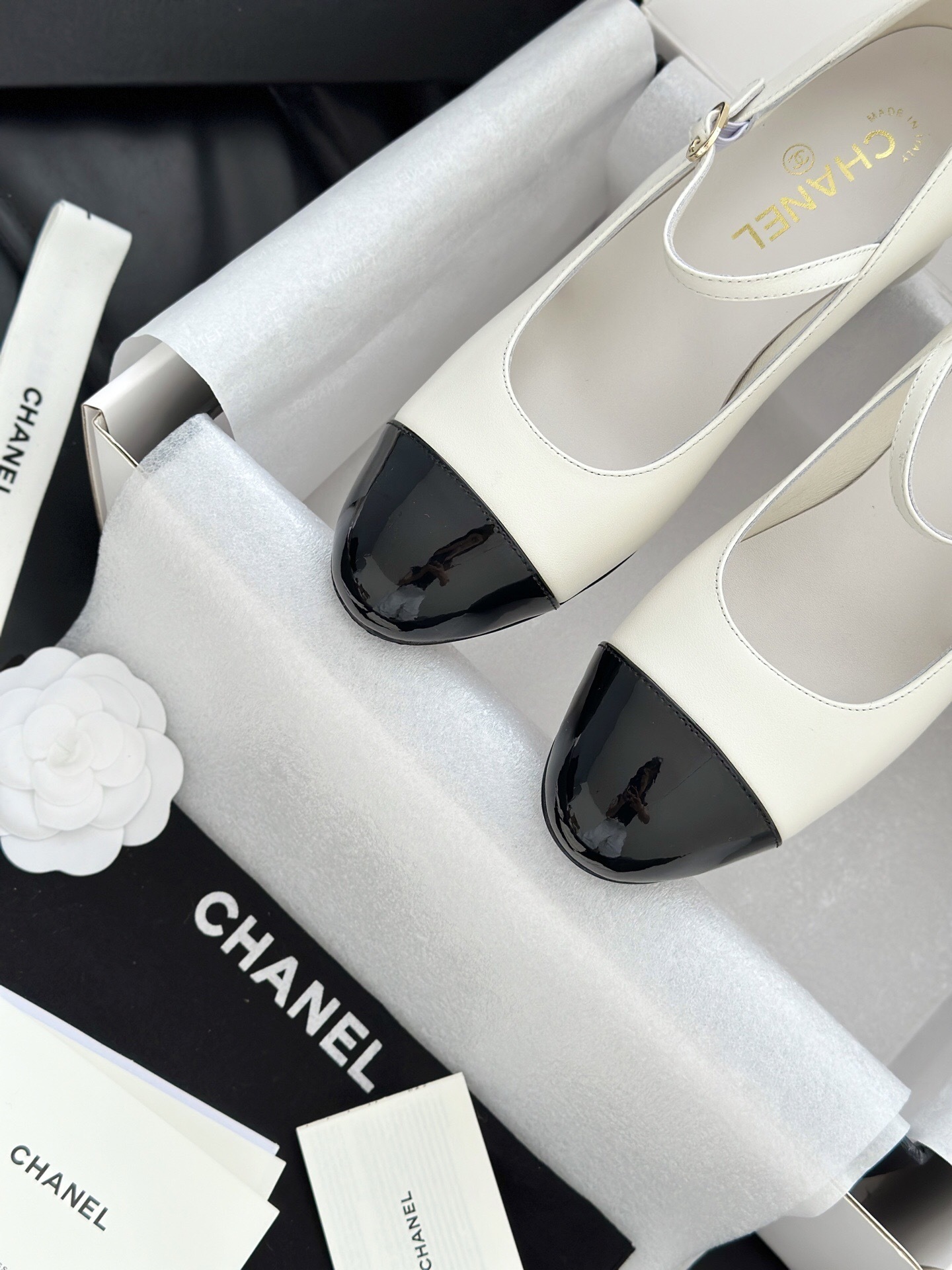 Luxury Chanel Mary Jane pumps in white leather with black patent leather cap toe and block heel, presented in a signature white box. - Hình 8
