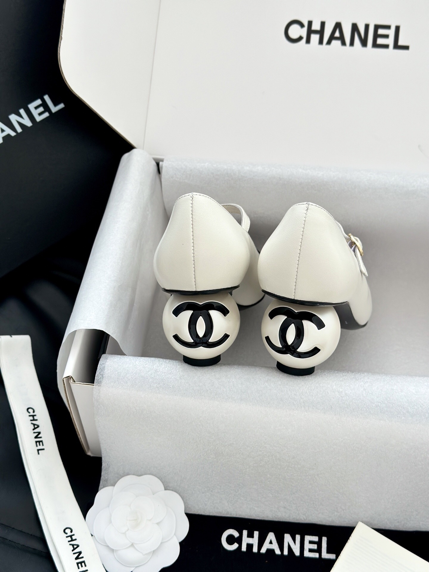 Luxury Chanel Mary Jane pumps in white leather with black patent leather cap toe and block heel, presented in a signature white box. - Hình 7