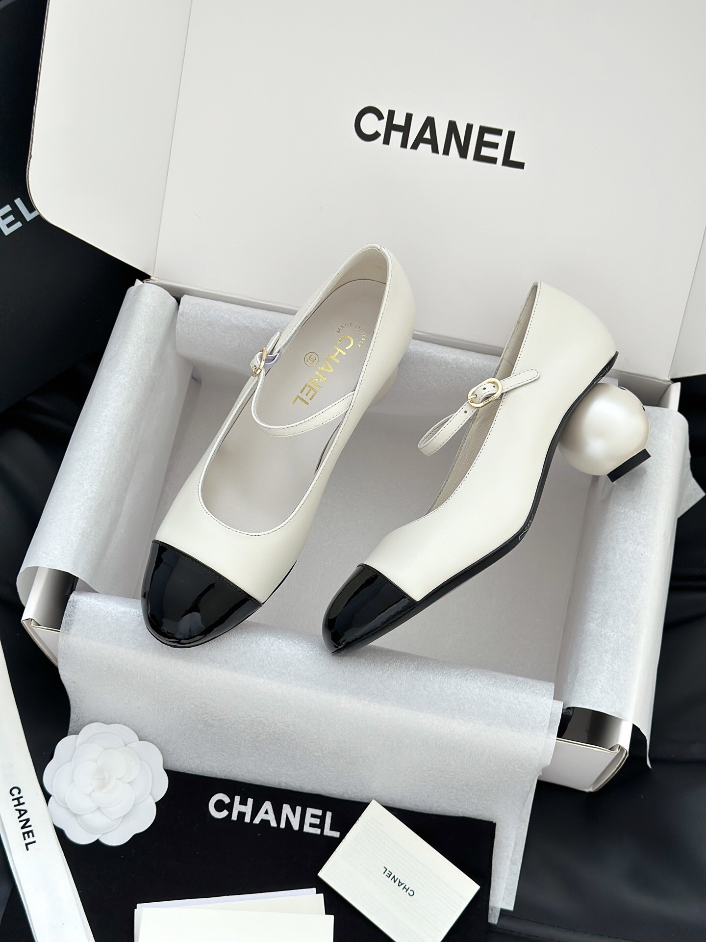 Luxury Chanel Mary Jane pumps in white leather with black patent leather cap toe and block heel, presented in a signature white box. - Hình 5