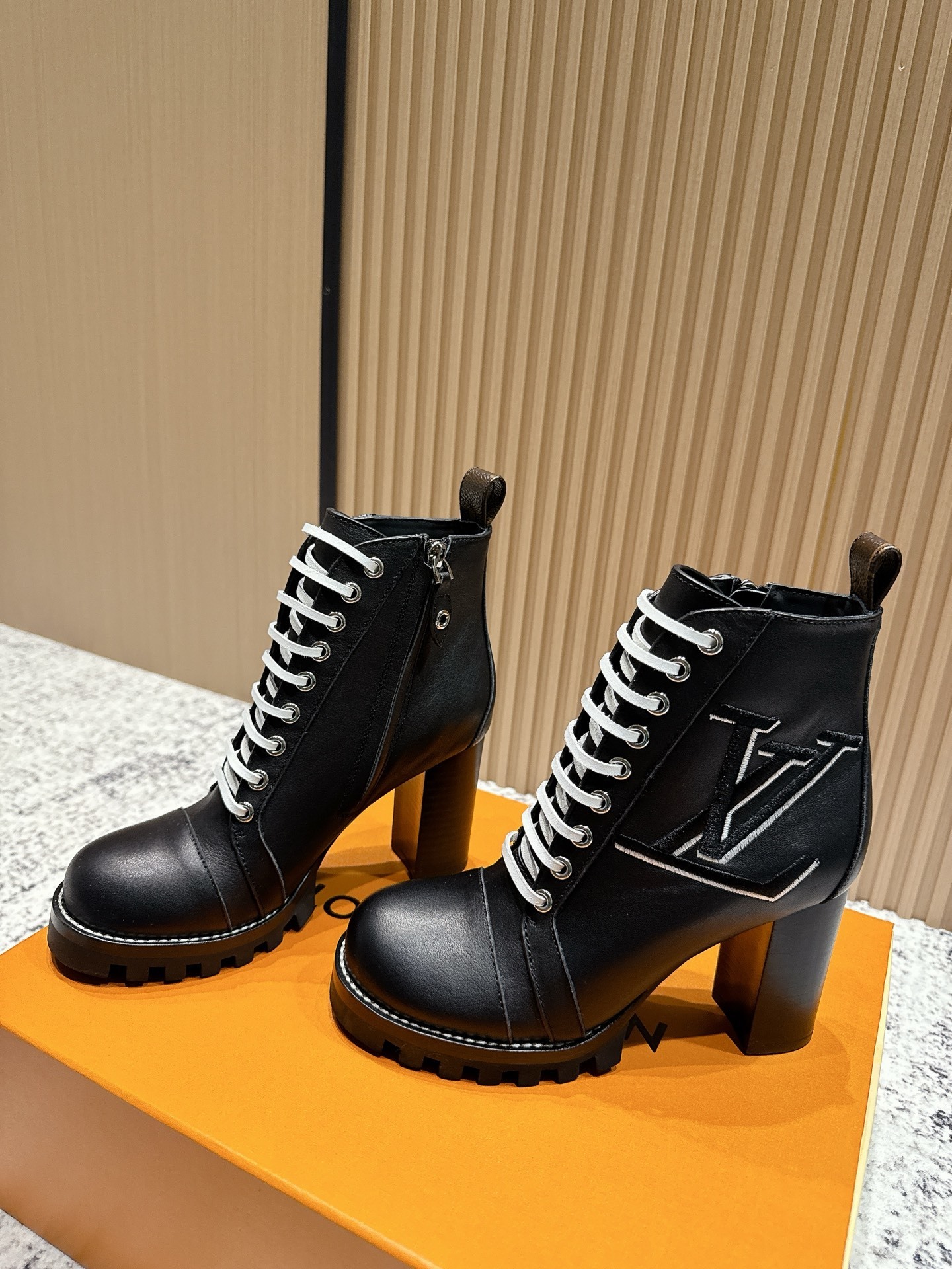 Luxury Women's Black Leather Star Trail Ankle Boots White Laces