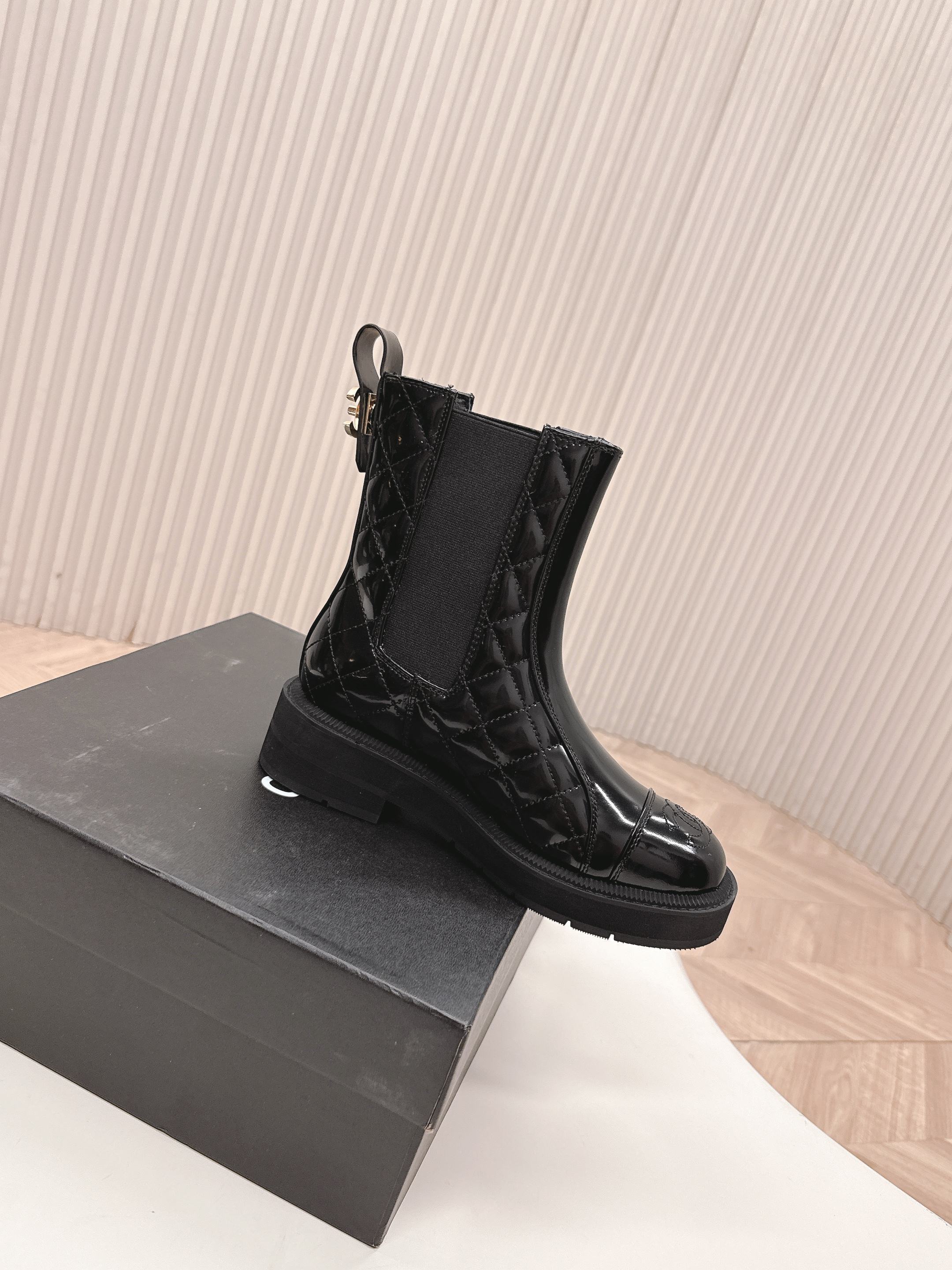 Pair of black Chanel quilted patent leather Chelsea boots with platform soles and embossed CC logo on the toe cap. - Hình 9