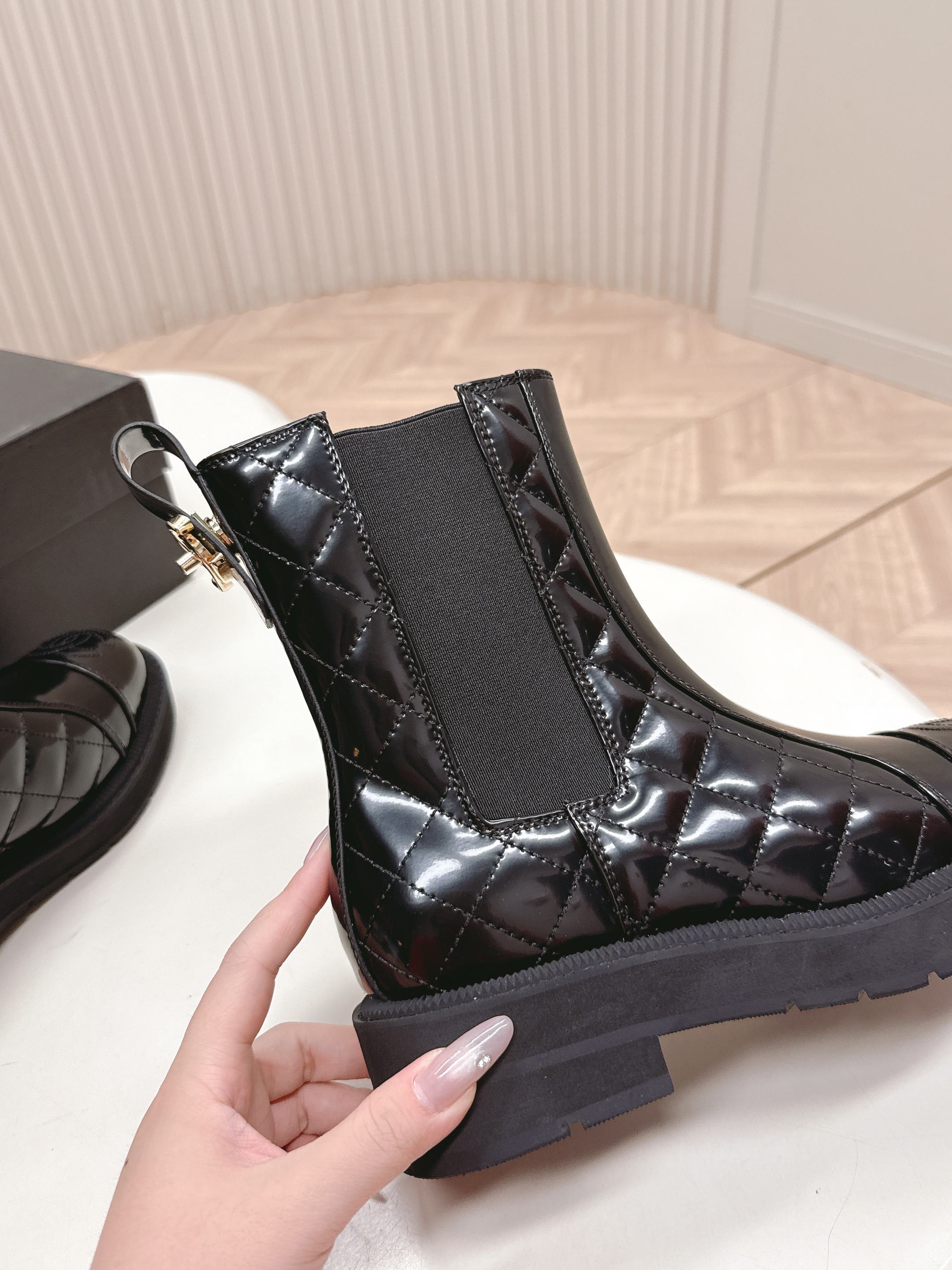 Pair of black Chanel quilted patent leather Chelsea boots with platform soles and embossed CC logo on the toe cap. - Hình 7
