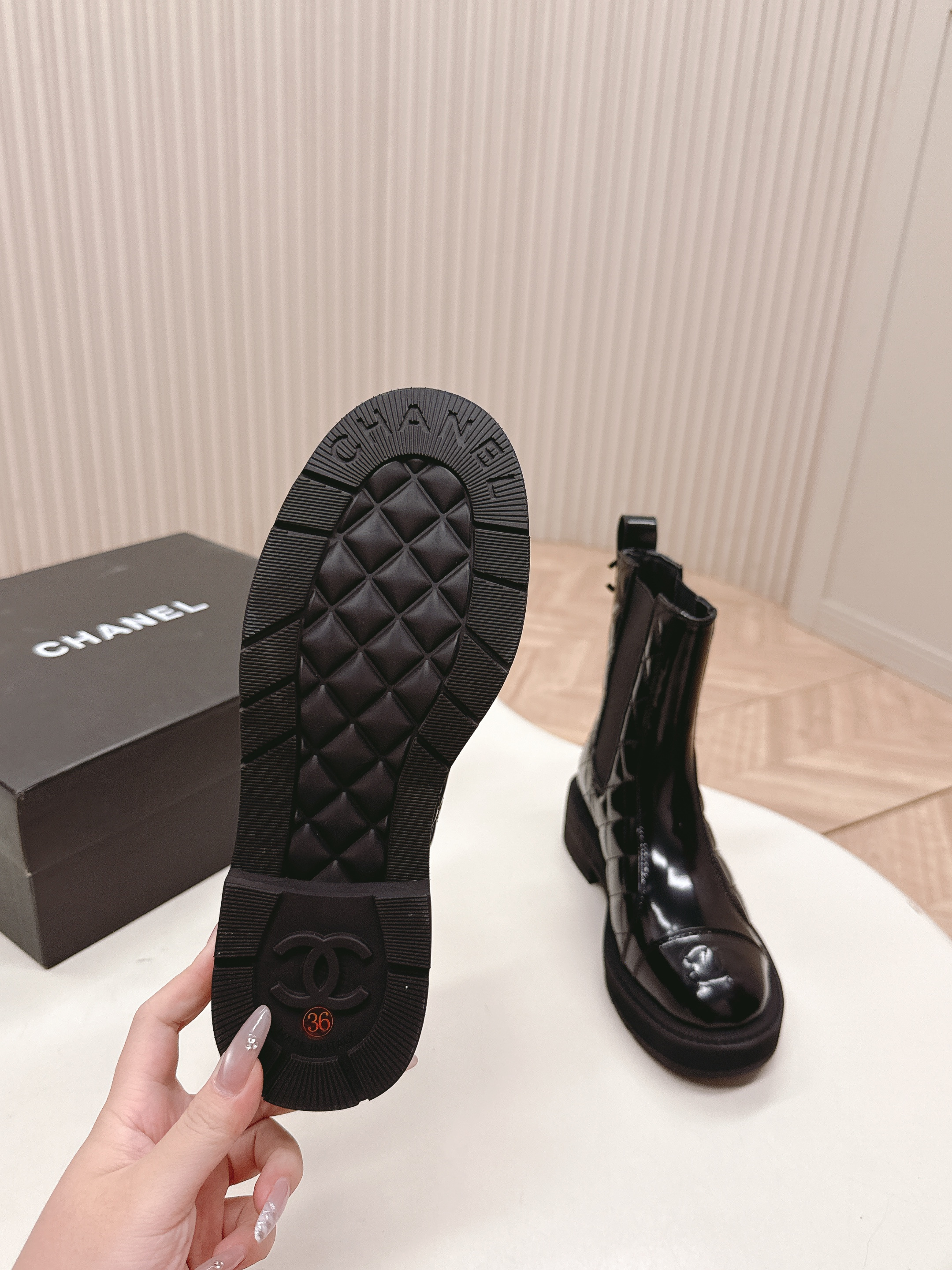 Pair of black Chanel quilted patent leather Chelsea boots with platform soles and embossed CC logo on the toe cap. - Hình 5