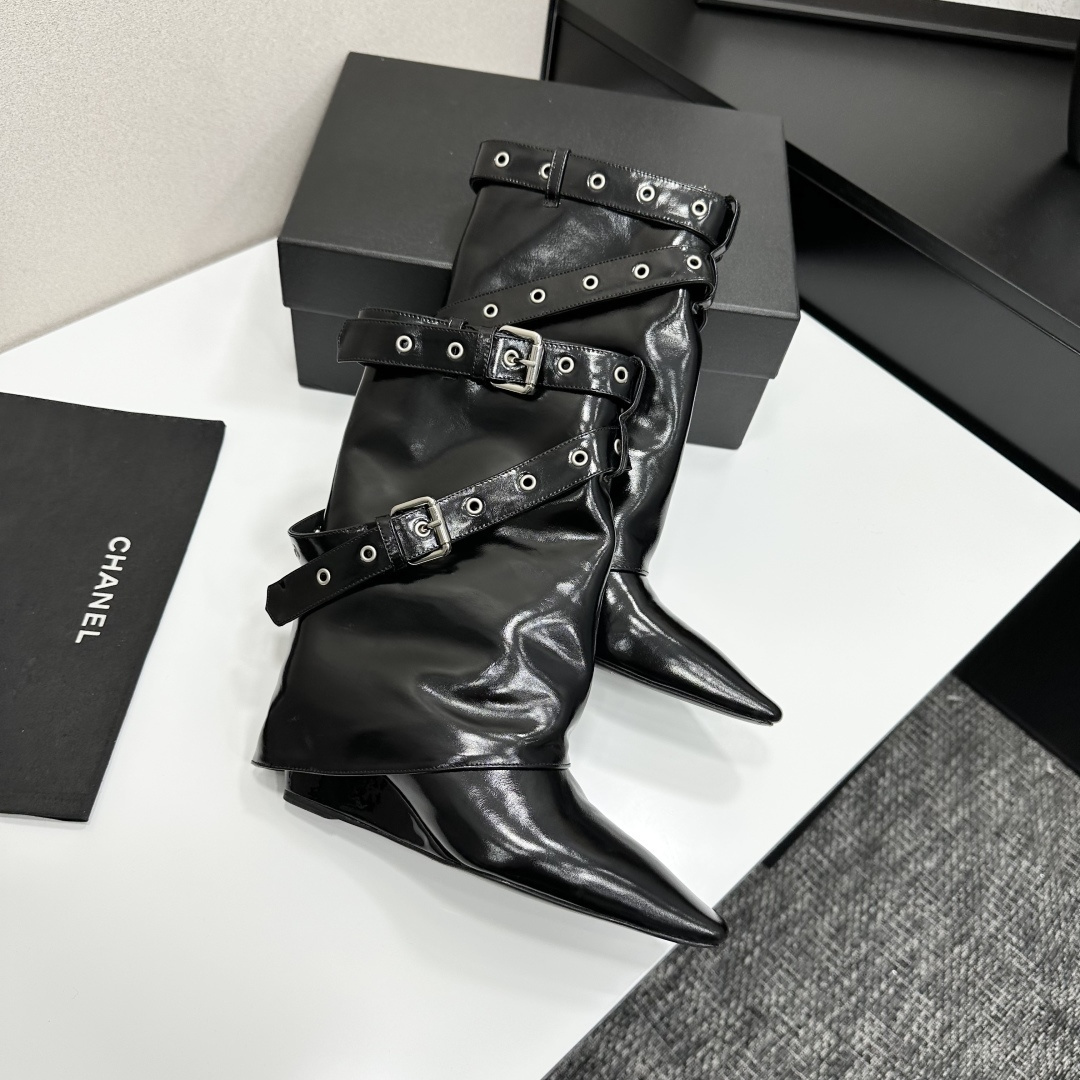 High-fashion black patent leather pointed-toe wedge boots featuring multiple silver buckle straps and a slouchy fold-over shaft design. - Hình 6