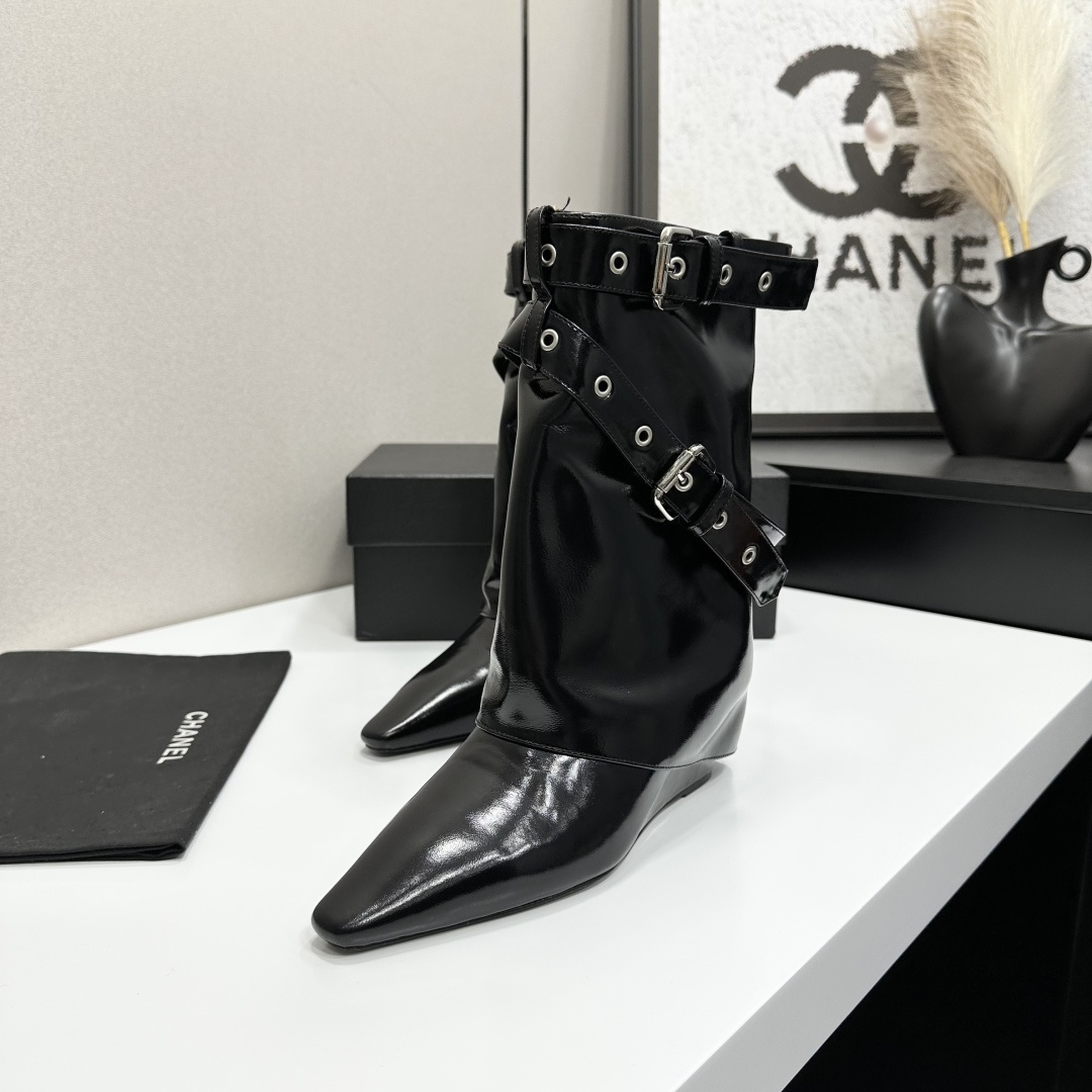 High-fashion black patent leather pointed-toe wedge boots featuring multiple silver buckle straps and a slouchy fold-over shaft design. - Hình 4