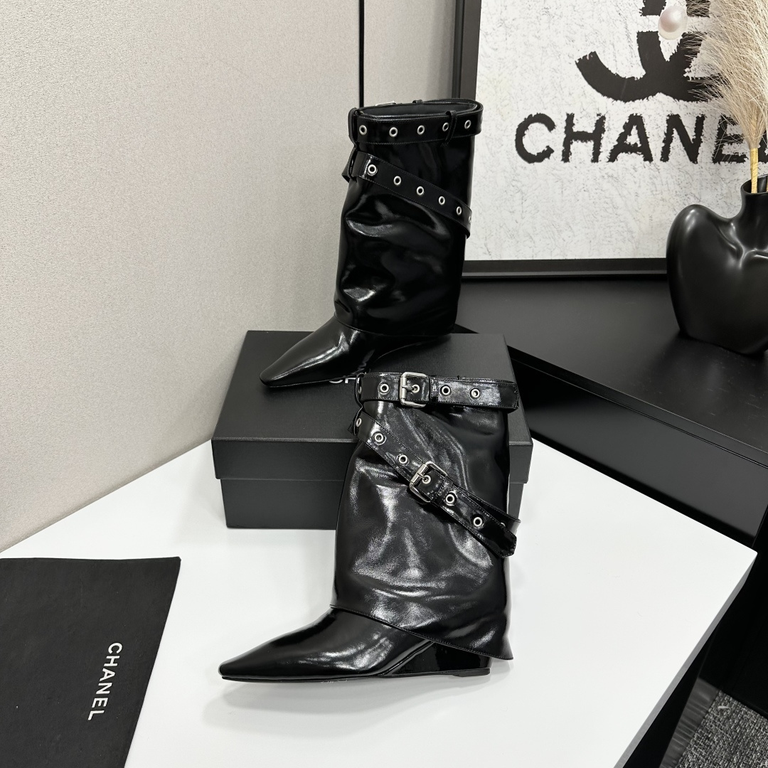 High-fashion black patent leather pointed-toe wedge boots featuring multiple silver buckle straps and a slouchy fold-over shaft design. - Hình 3