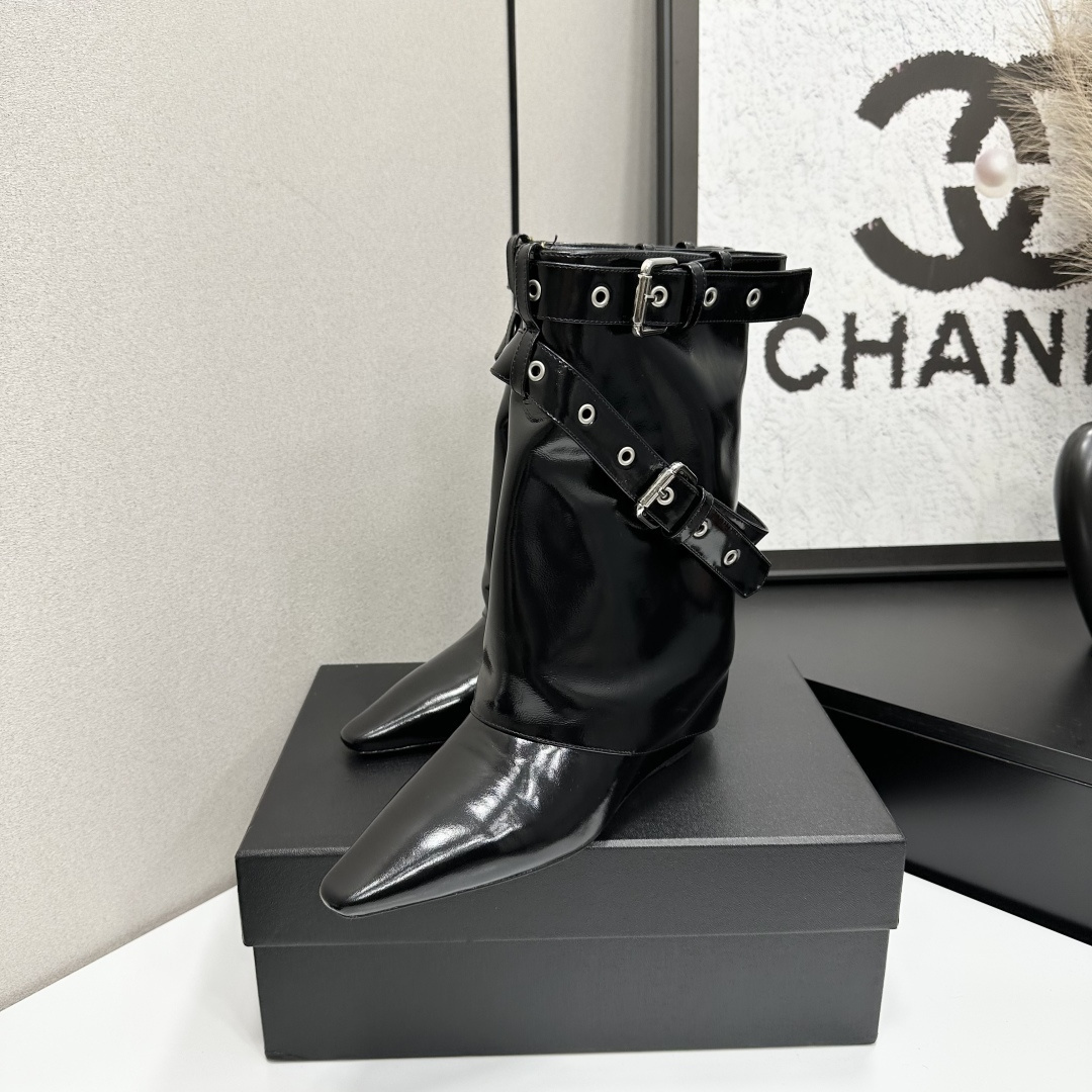 High-fashion black patent leather pointed-toe wedge boots featuring multiple silver buckle straps and a slouchy fold-over shaft design. - Hình 2