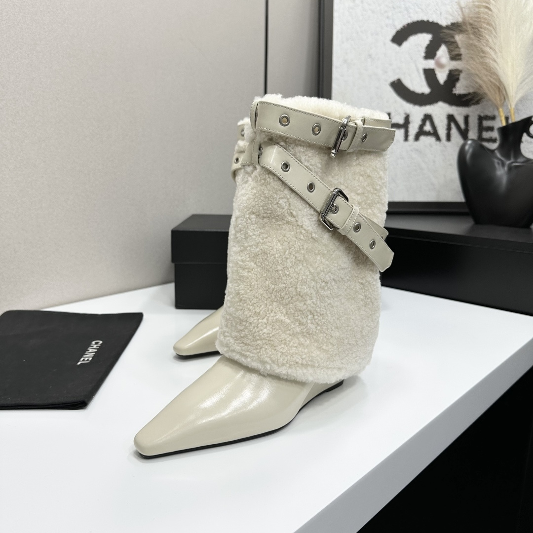 Cream-colored pointed toe wedge boots featuring a plush faux fur shaft and decorative silver buckle straps on a black display box. - Hình 4