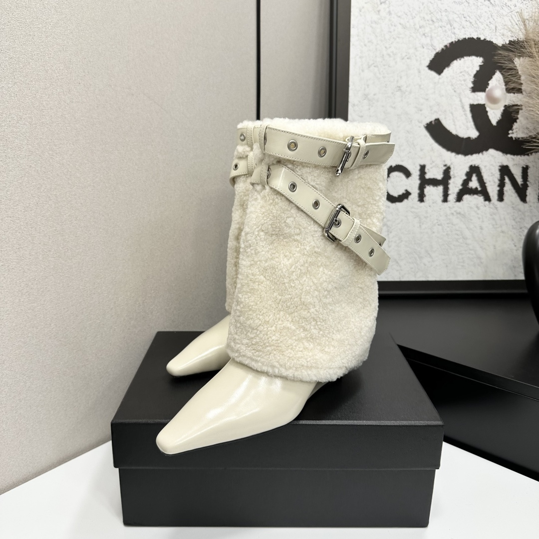 Cream-colored pointed toe wedge boots featuring a plush faux fur shaft and decorative silver buckle straps on a black display box. - Hình 2