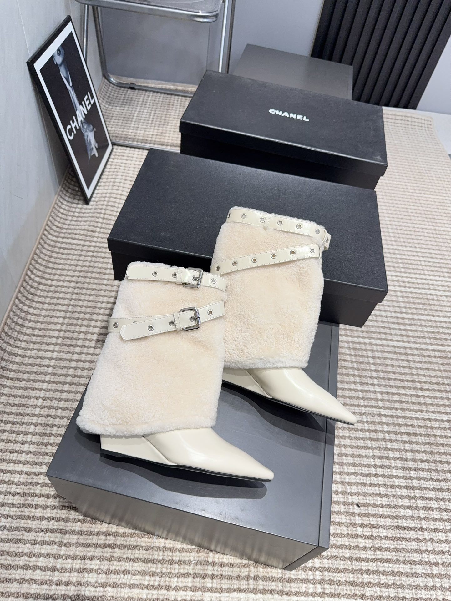 Pair of luxury cream pointed toe ankle boots with plush shearling shafts and decorative buckle straps displayed on a black box. - Hình 4