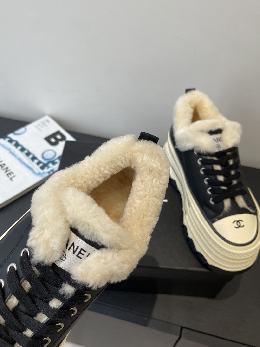 Pair of black Chanel platform sneakers with cream shearling lining and CC logo on the toe cap. - Hình 4