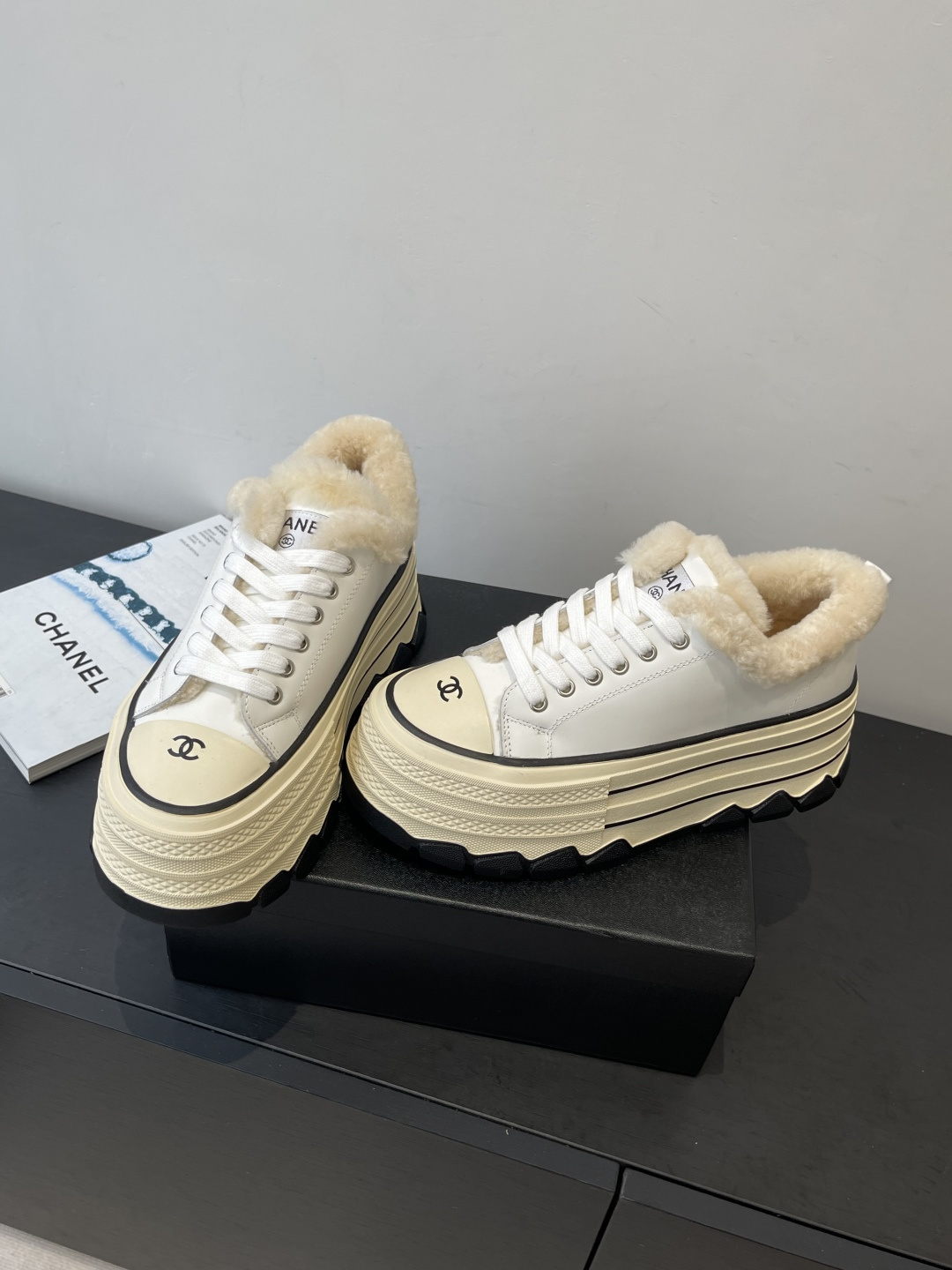 Pair of Chanel white leather platform sneakers with cream shearling fur lining and black CC logo on the toe cap - Hình 9