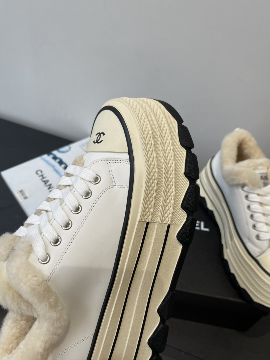 Pair of Chanel white leather platform sneakers with cream shearling fur lining and black CC logo on the toe cap - Hình 7