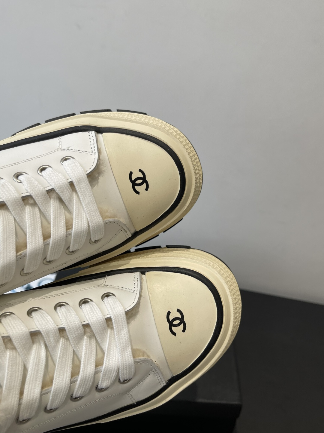 Pair of Chanel white leather platform sneakers with cream shearling fur lining and black CC logo on the toe cap - Hình 6