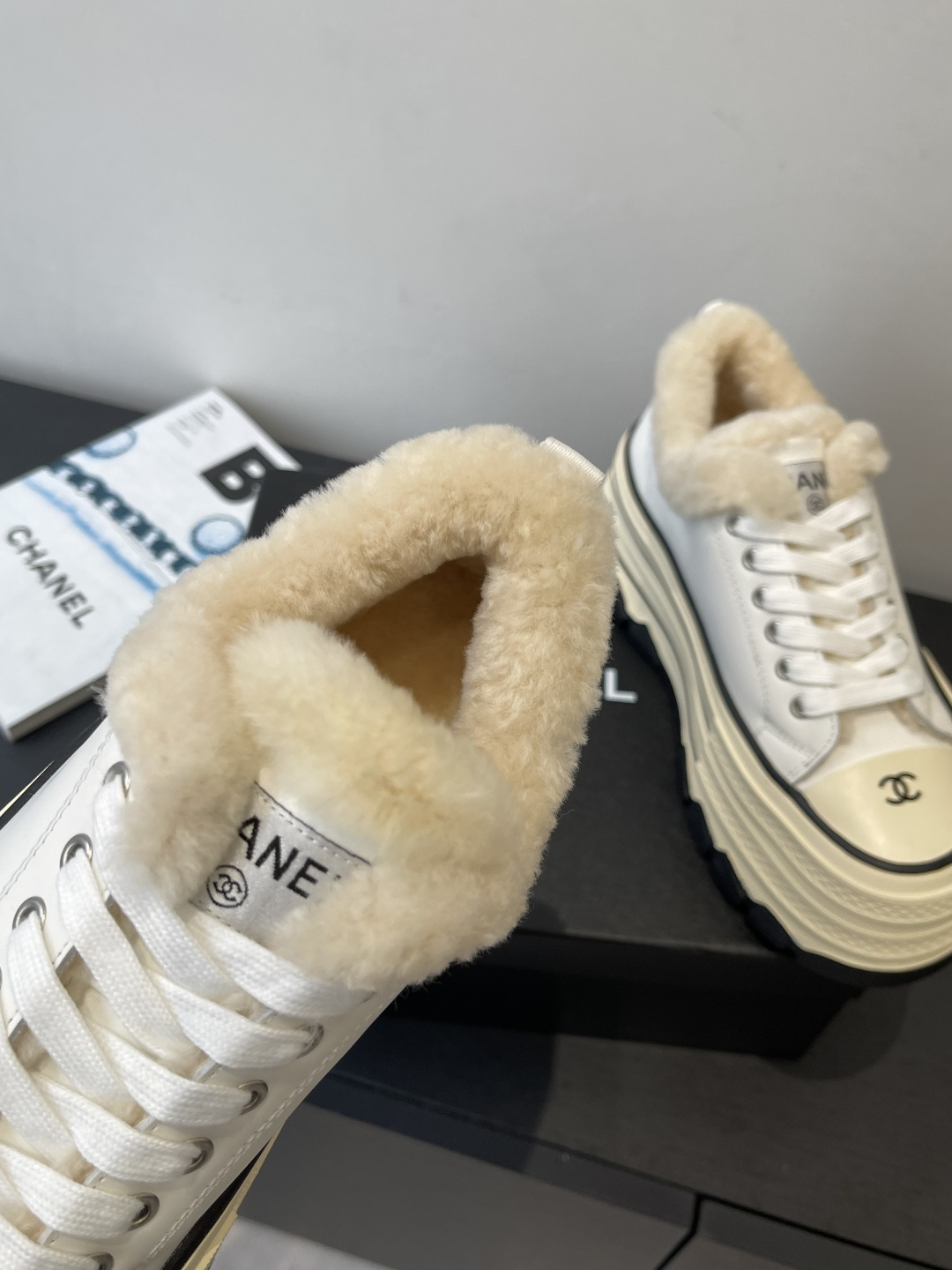 Pair of Chanel white leather platform sneakers with cream shearling fur lining and black CC logo on the toe cap - Hình 4