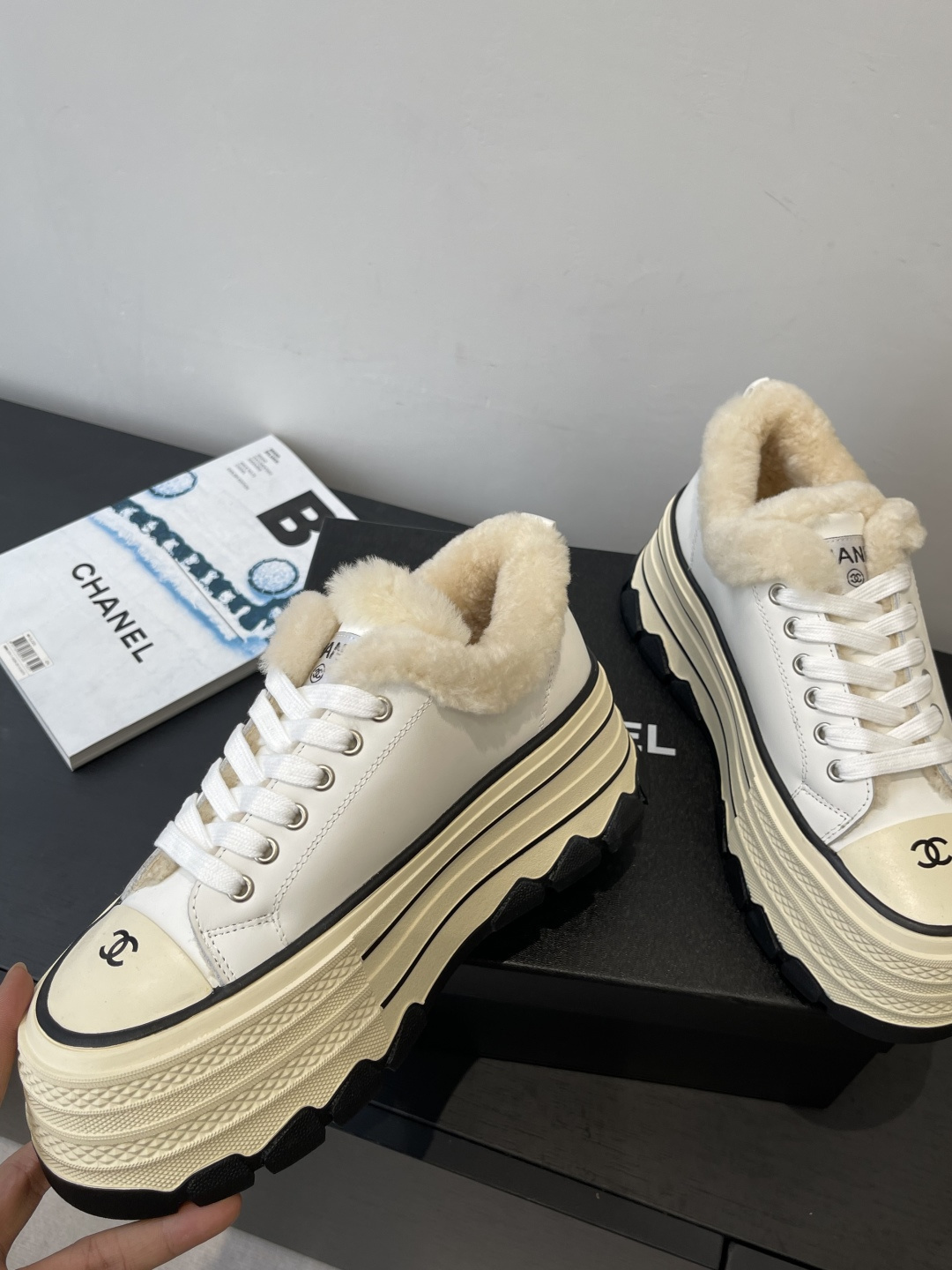Pair of Chanel white leather platform sneakers with cream shearling fur lining and black CC logo on the toe cap - Hình 3