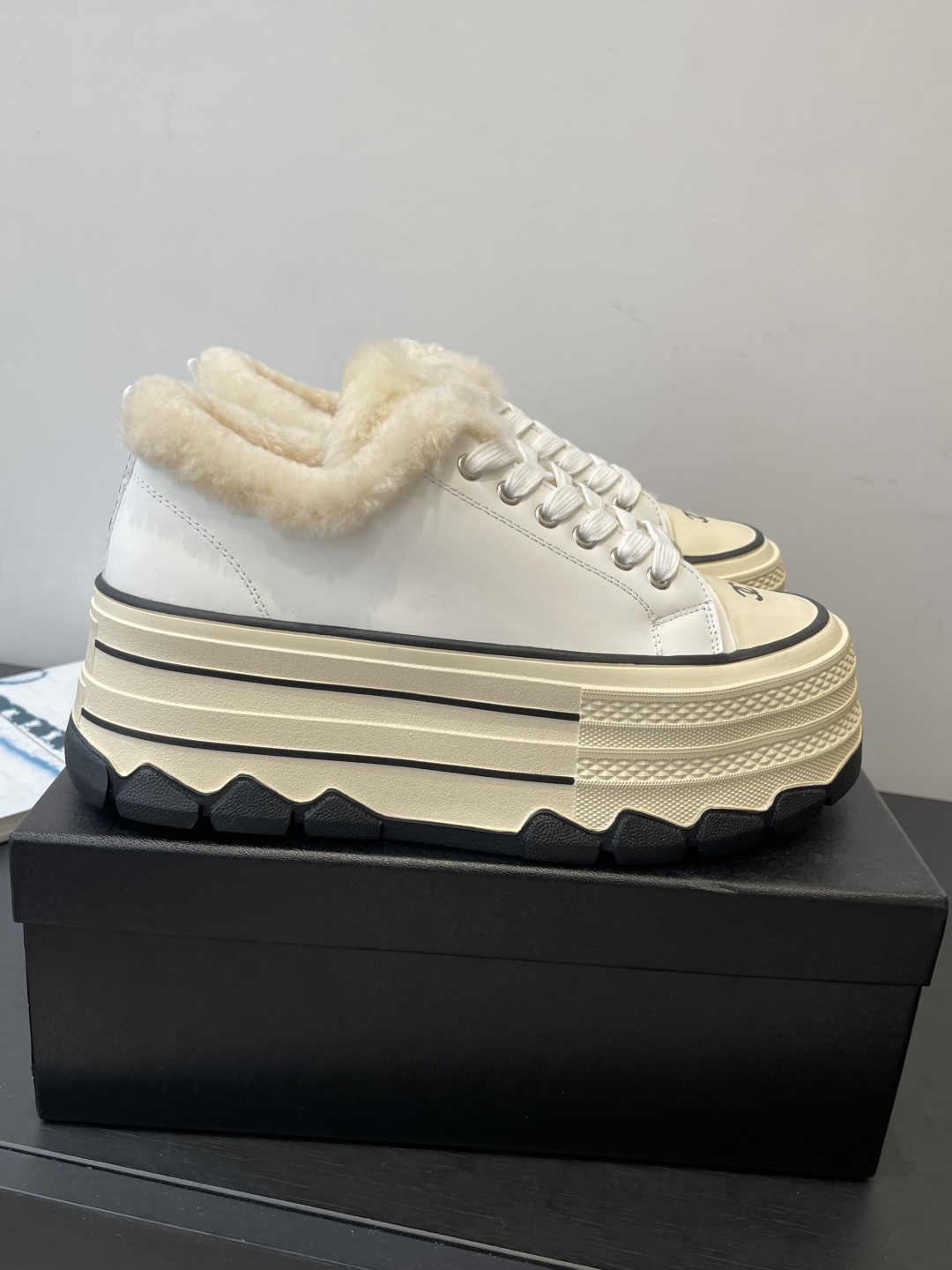 Pair of Chanel white leather platform sneakers with cream shearling fur lining and black CC logo on the toe cap - Hình 2