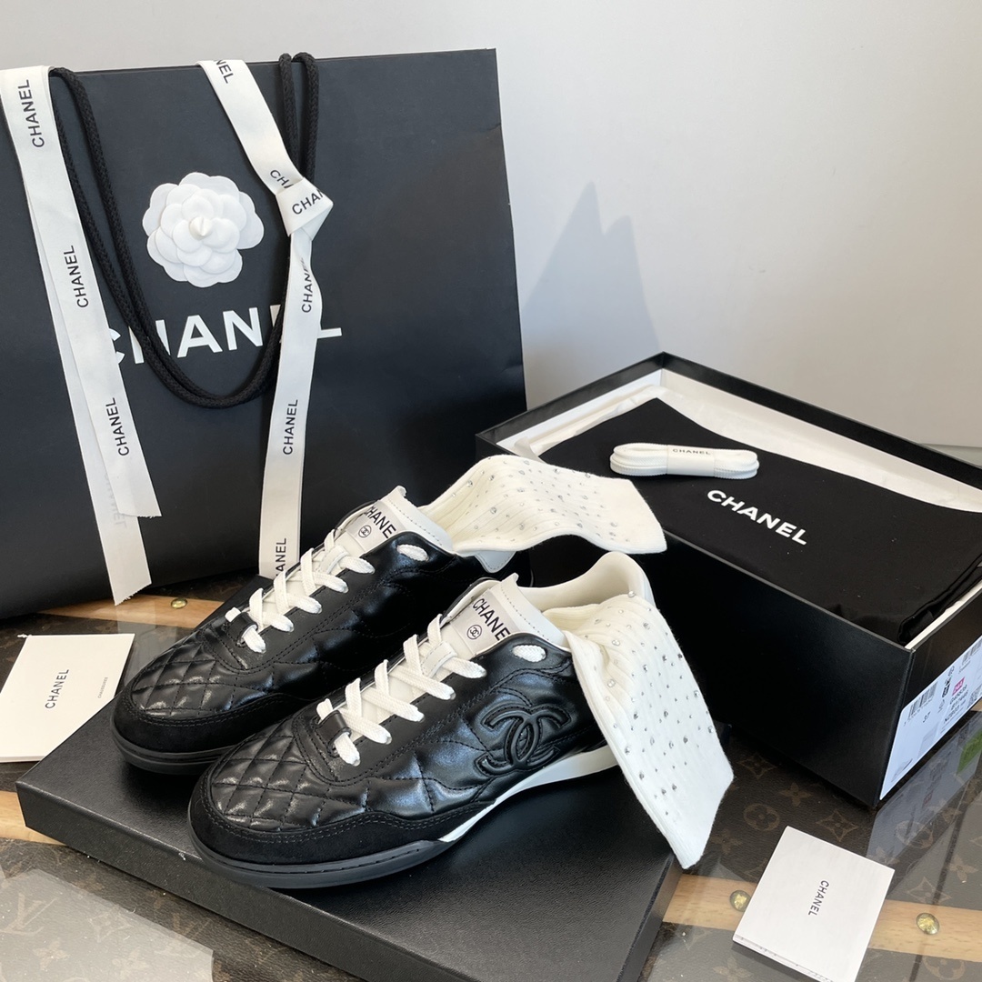 Luxury black Chanel sneakers with white quilted leather and CC logo detailing - Hình 5