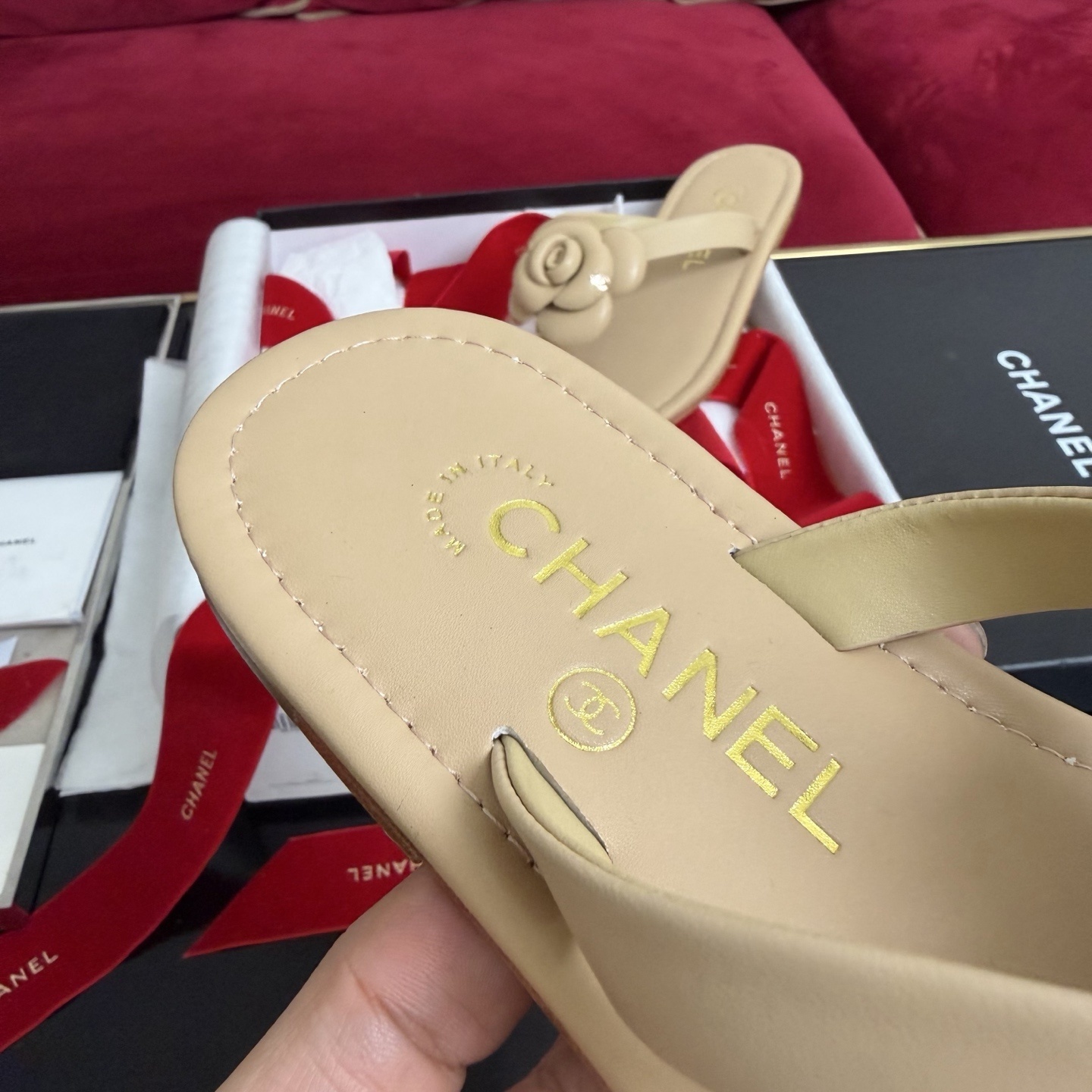 Beige Chanel Camellia thong sandals featuring a large 3D flower and gold CC logo on leather straps. - Hình 7
