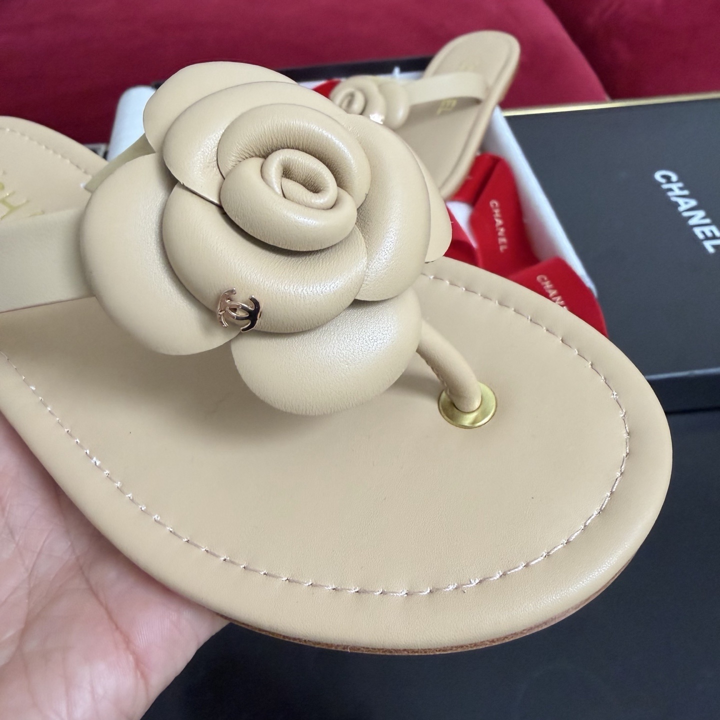 Beige Chanel Camellia thong sandals featuring a large 3D flower and gold CC logo on leather straps. - Hình 6