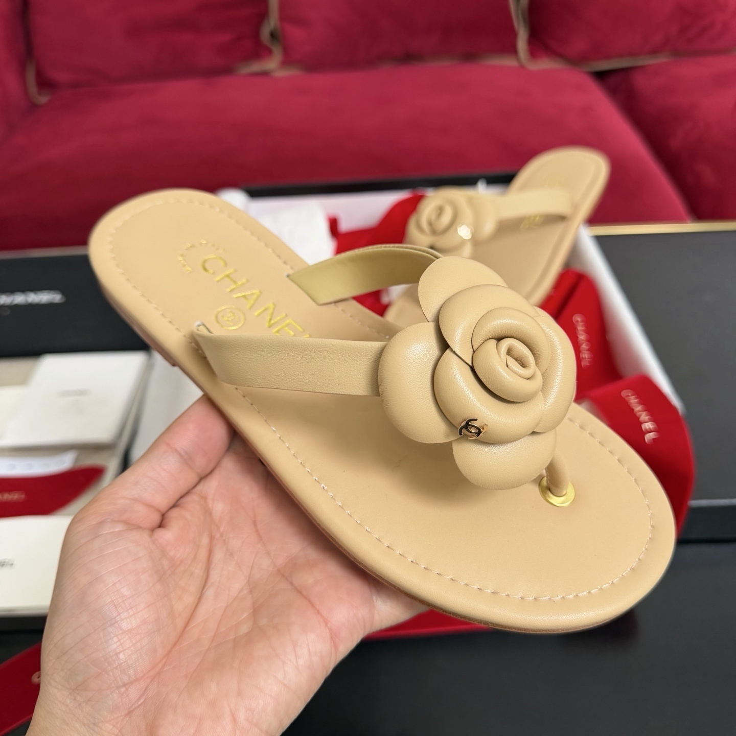 Beige Chanel Camellia thong sandals featuring a large 3D flower and gold CC logo on leather straps. - Hình 4