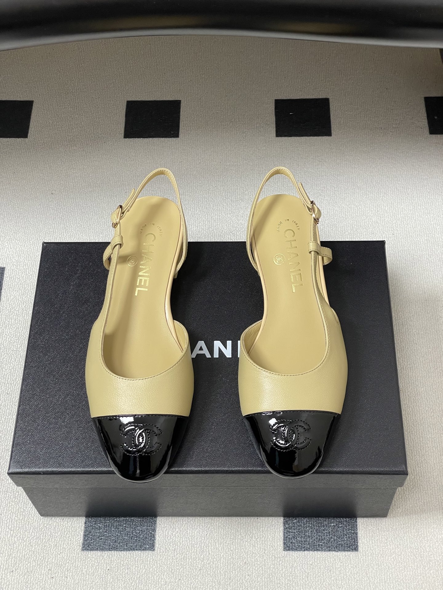 A pair of classic Chanel beige leather slingback pumps with black patent leather cap toes and low block heels. - Hình 5