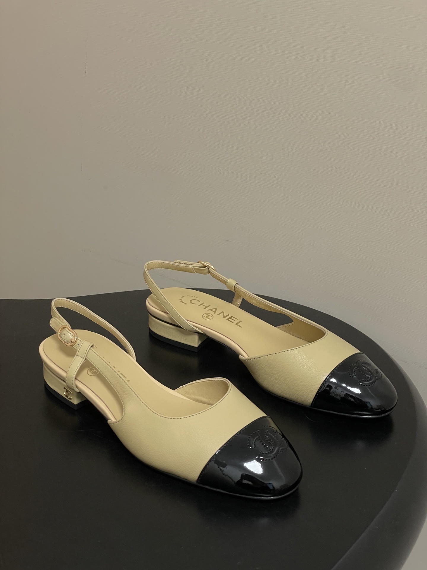 Classic Two-Tone Leather Slingback Pumps – Beige and Black