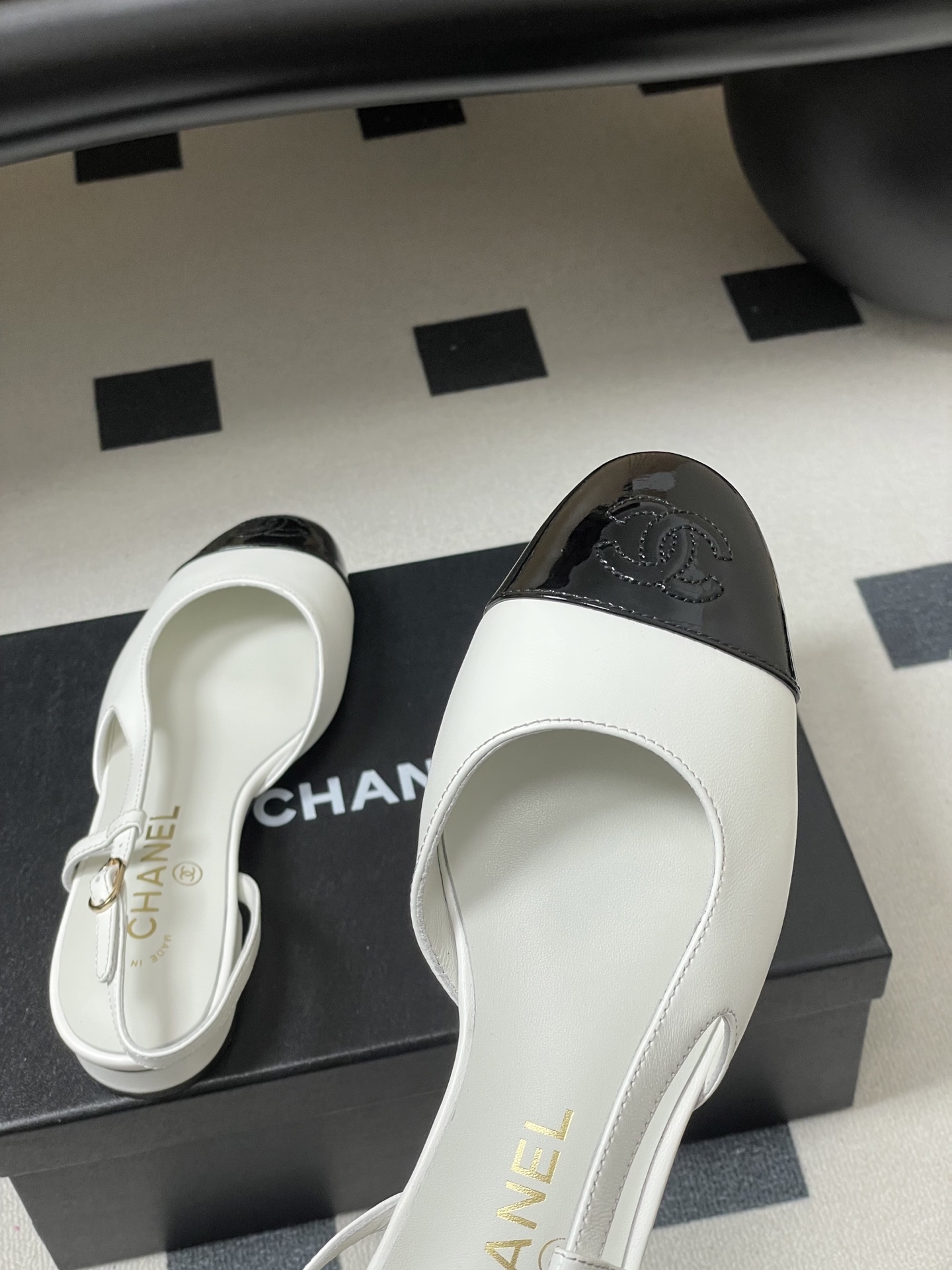 Chanel white and black two-tone leather slingback shoes with low block heel and CC logo on the toe cap. - Hình 9