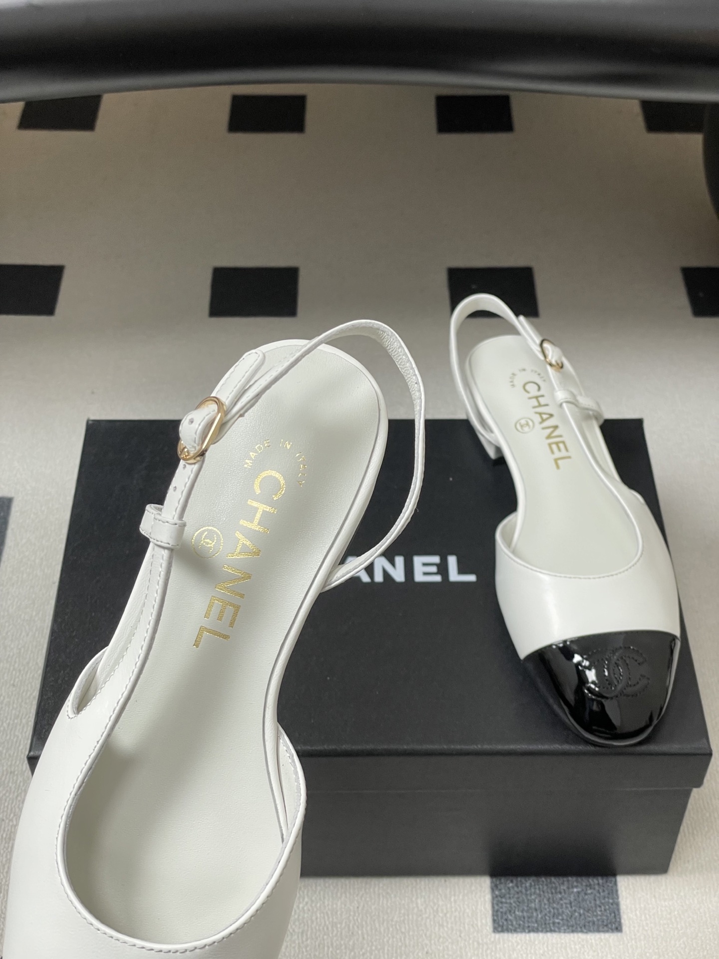 Chanel white and black two-tone leather slingback shoes with low block heel and CC logo on the toe cap. - Hình 7