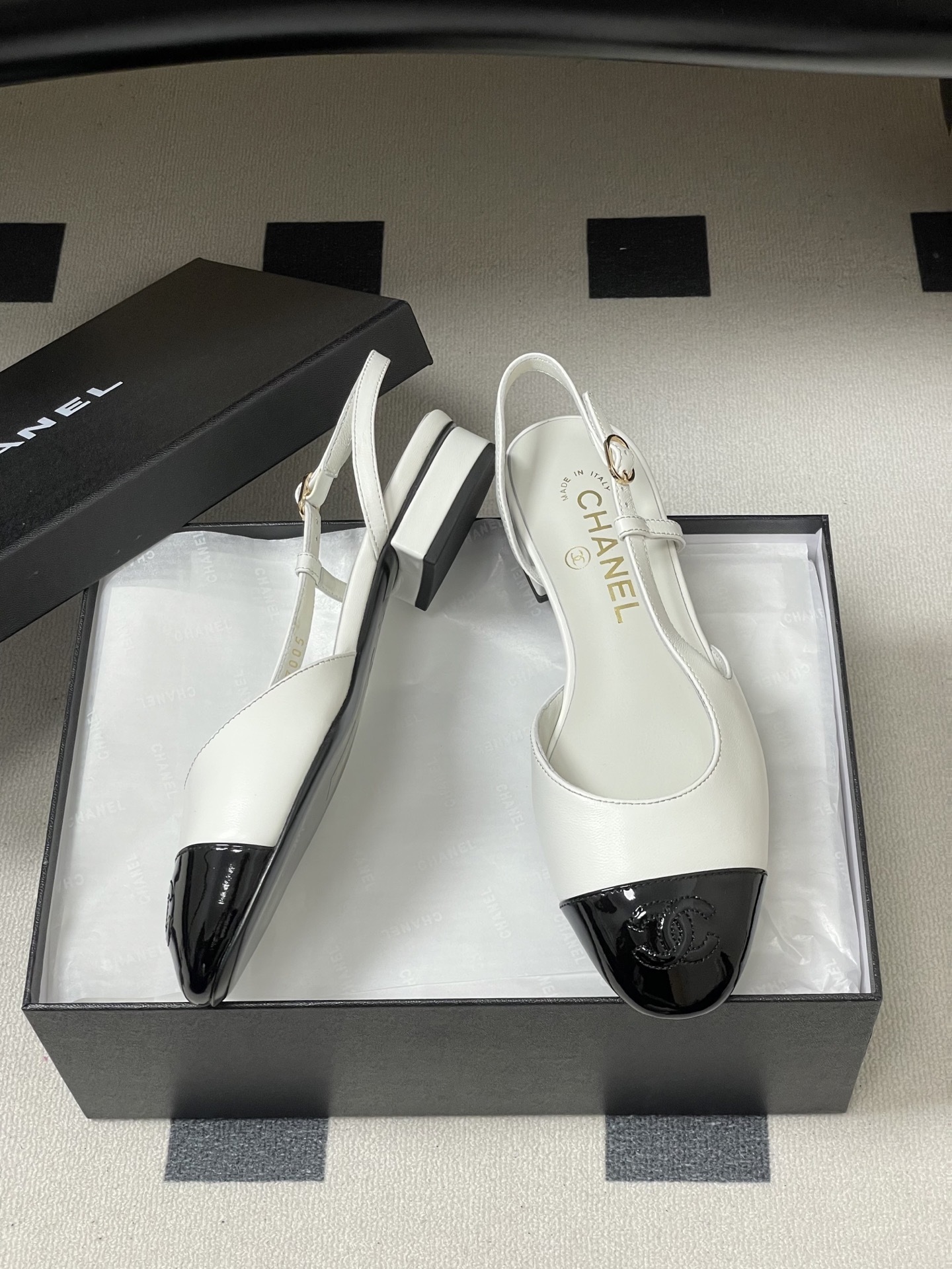 Chanel white and black two-tone leather slingback shoes with low block heel and CC logo on the toe cap. - Hình 6