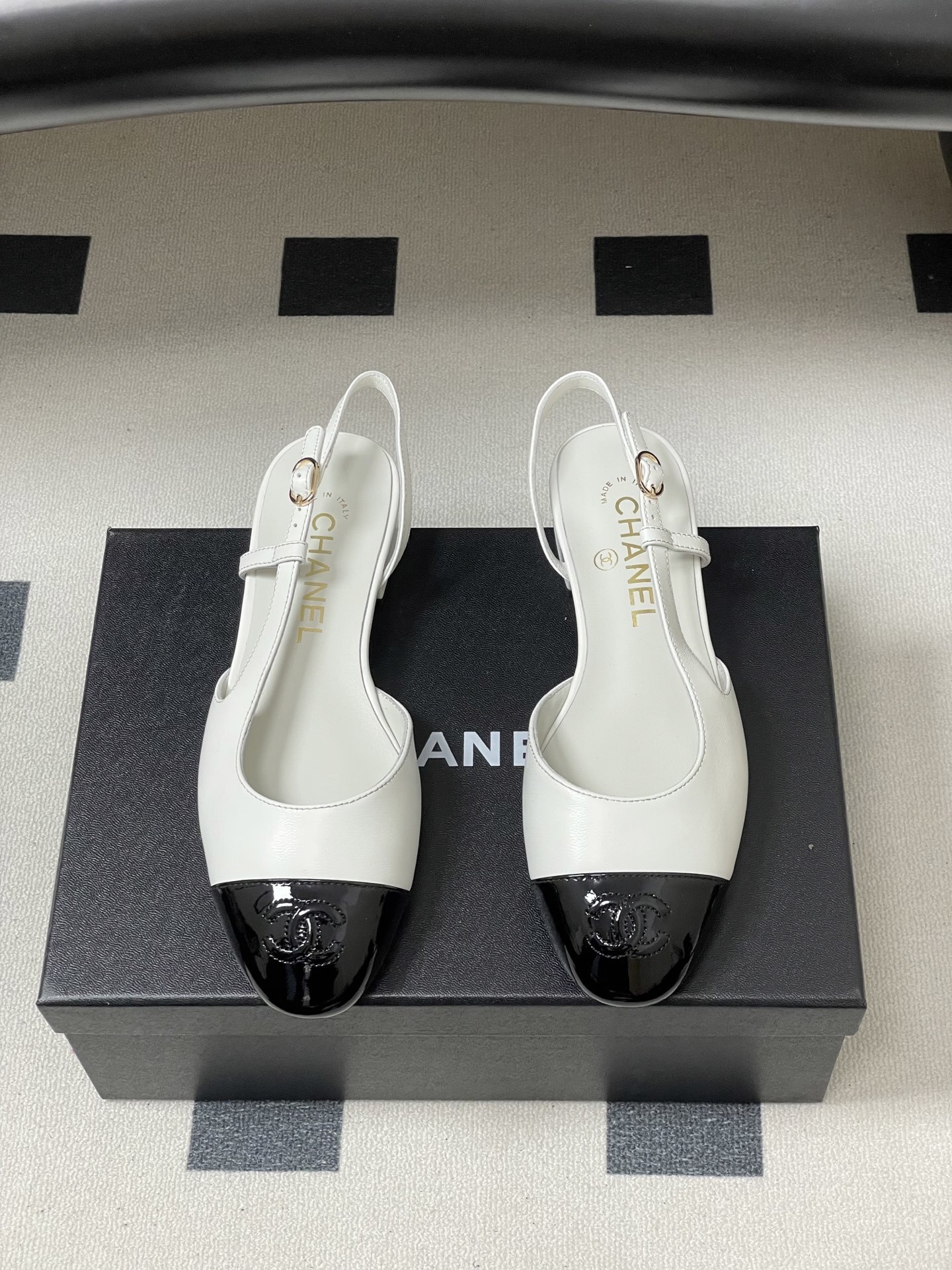 Chanel white and black two-tone leather slingback shoes with low block heel and CC logo on the toe cap. - Hình 5