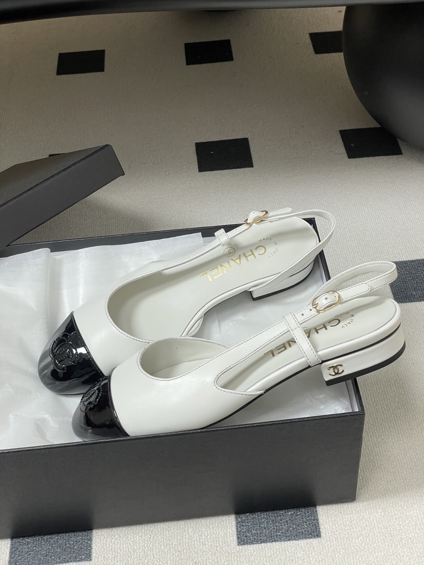 Chanel white and black two-tone leather slingback shoes with low block heel and CC logo on the toe cap. - Hình 4