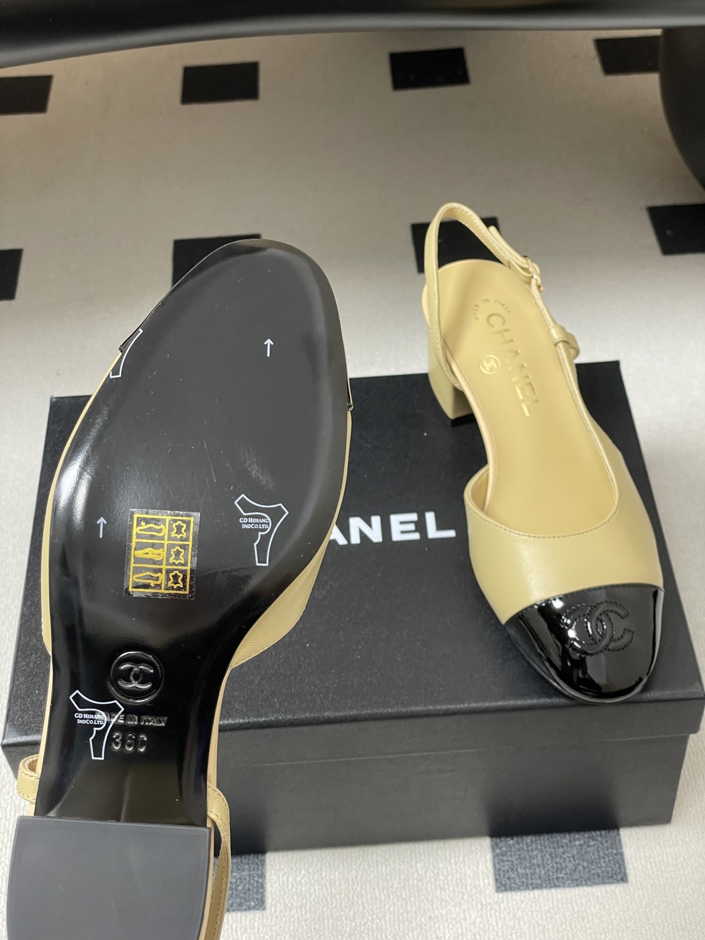 A pair of luxury Chanel two-tone slingback pumps in beige leather with a black patent leather toe cap and block heel. - Hình 8