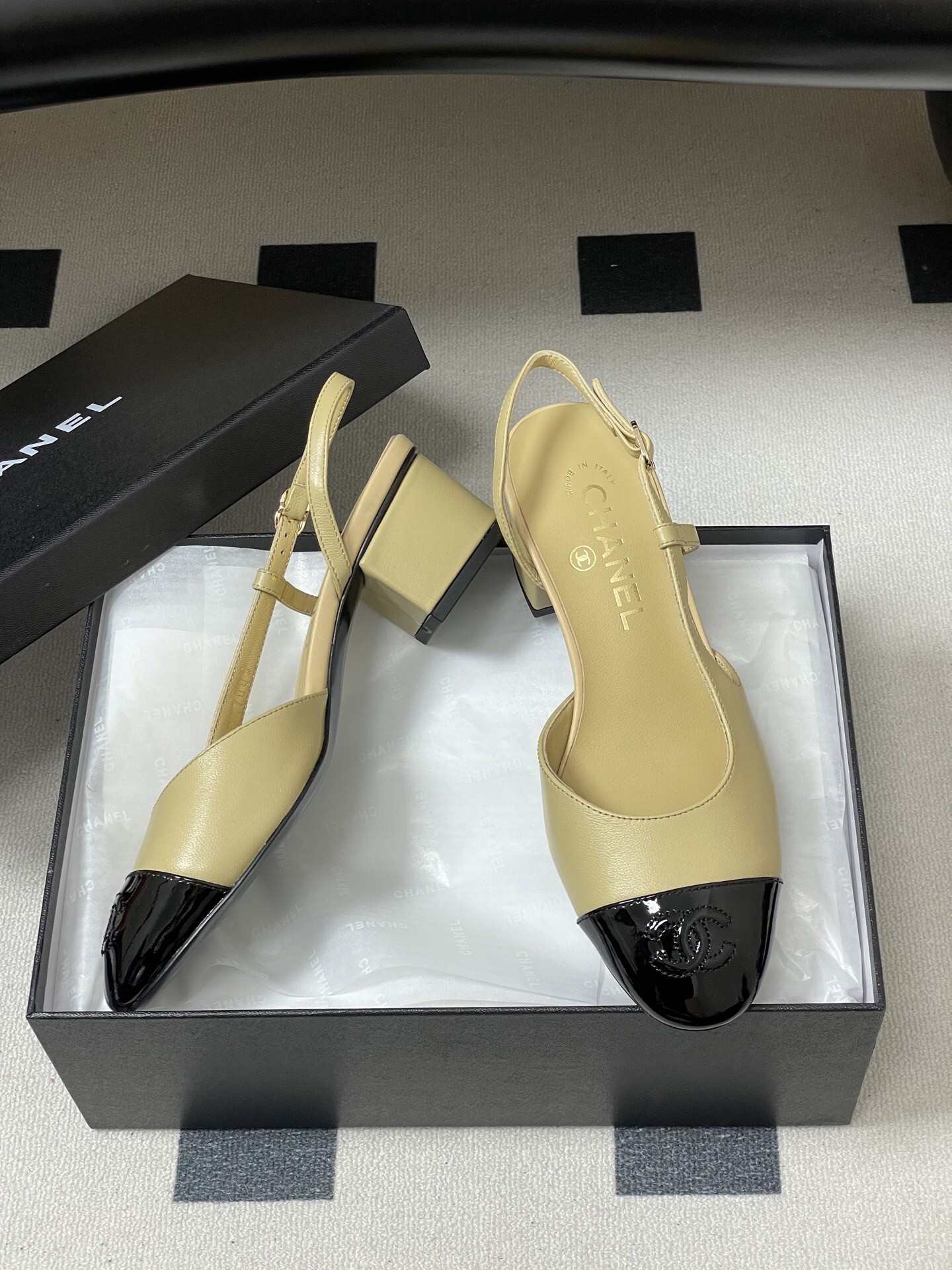 A pair of luxury Chanel two-tone slingback pumps in beige leather with a black patent leather toe cap and block heel. - Hình 6