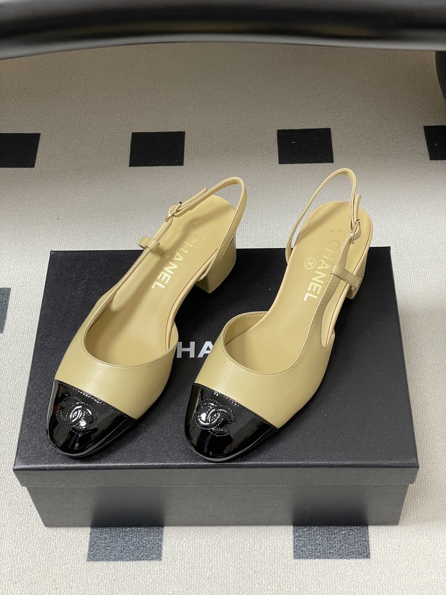A pair of luxury Chanel two-tone slingback pumps in beige leather with a black patent leather toe cap and block heel. - Hình 5