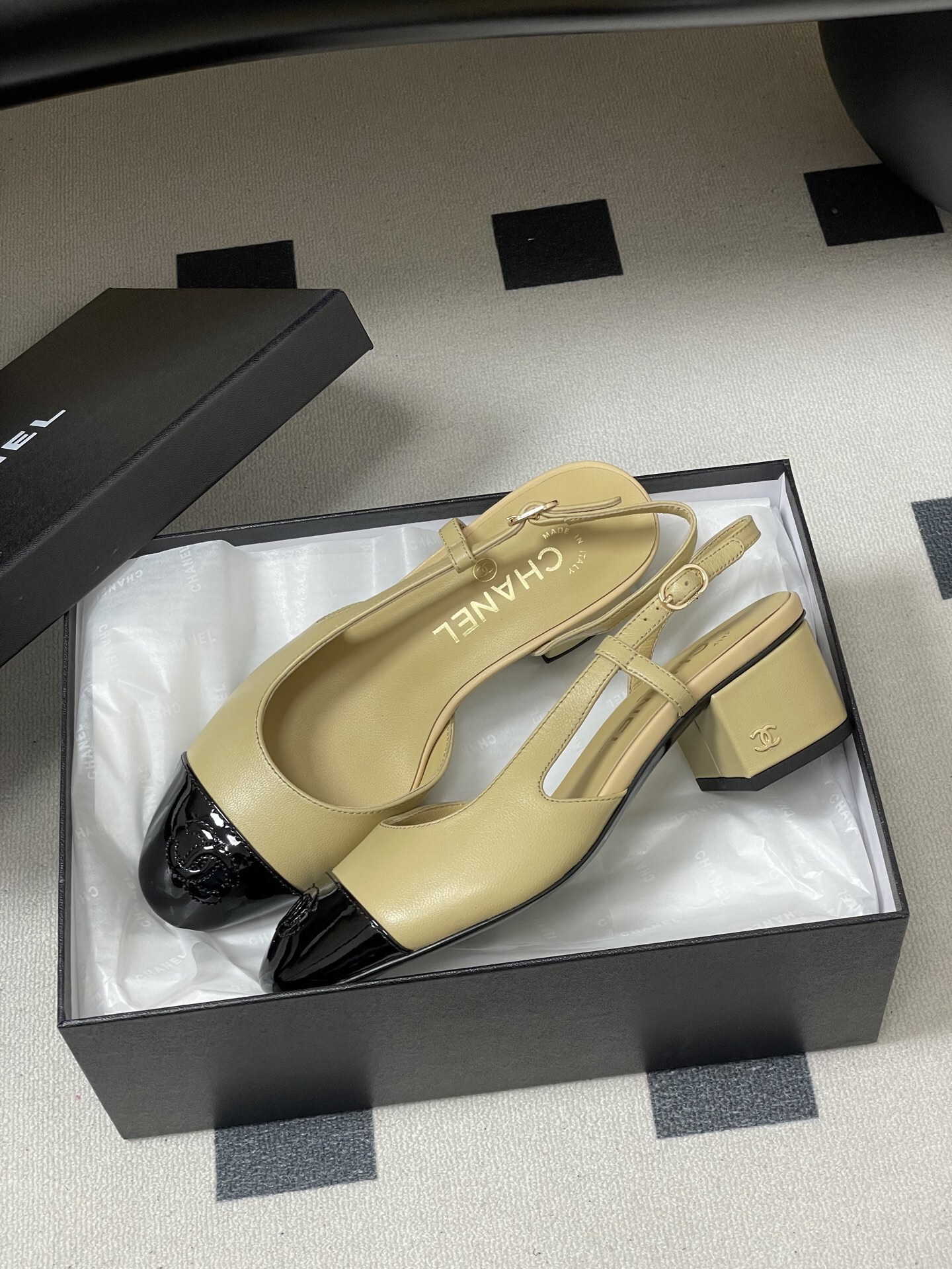 A pair of luxury Chanel two-tone slingback pumps in beige leather with a black patent leather toe cap and block heel. - Hình 4