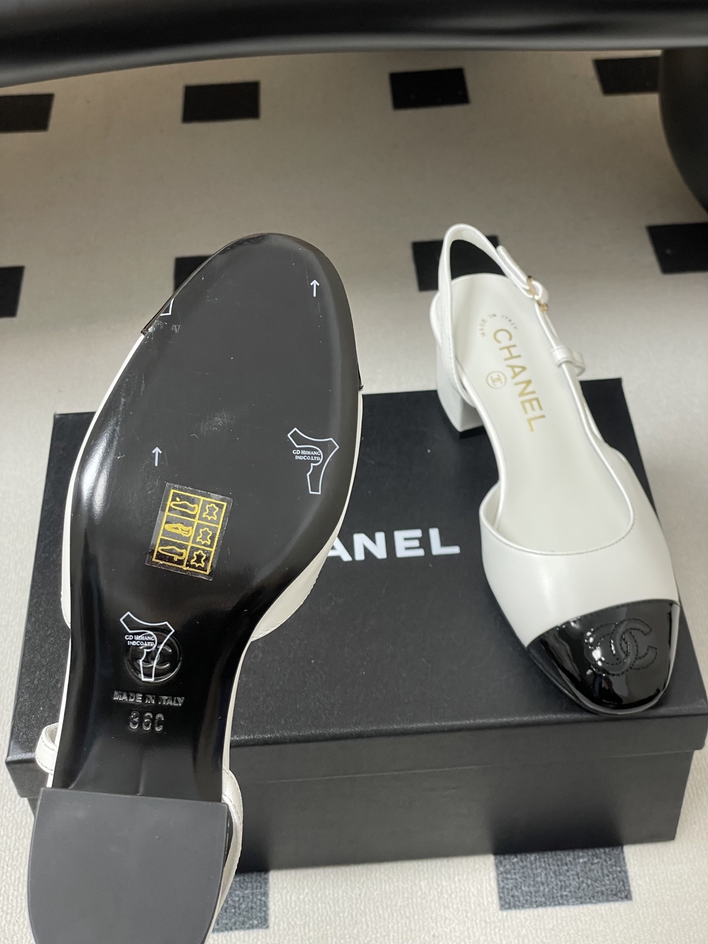 Luxury Chanel slingback pumps in white leather with black patent cap toe and block heel featuring gold CC logo. - Hình 8