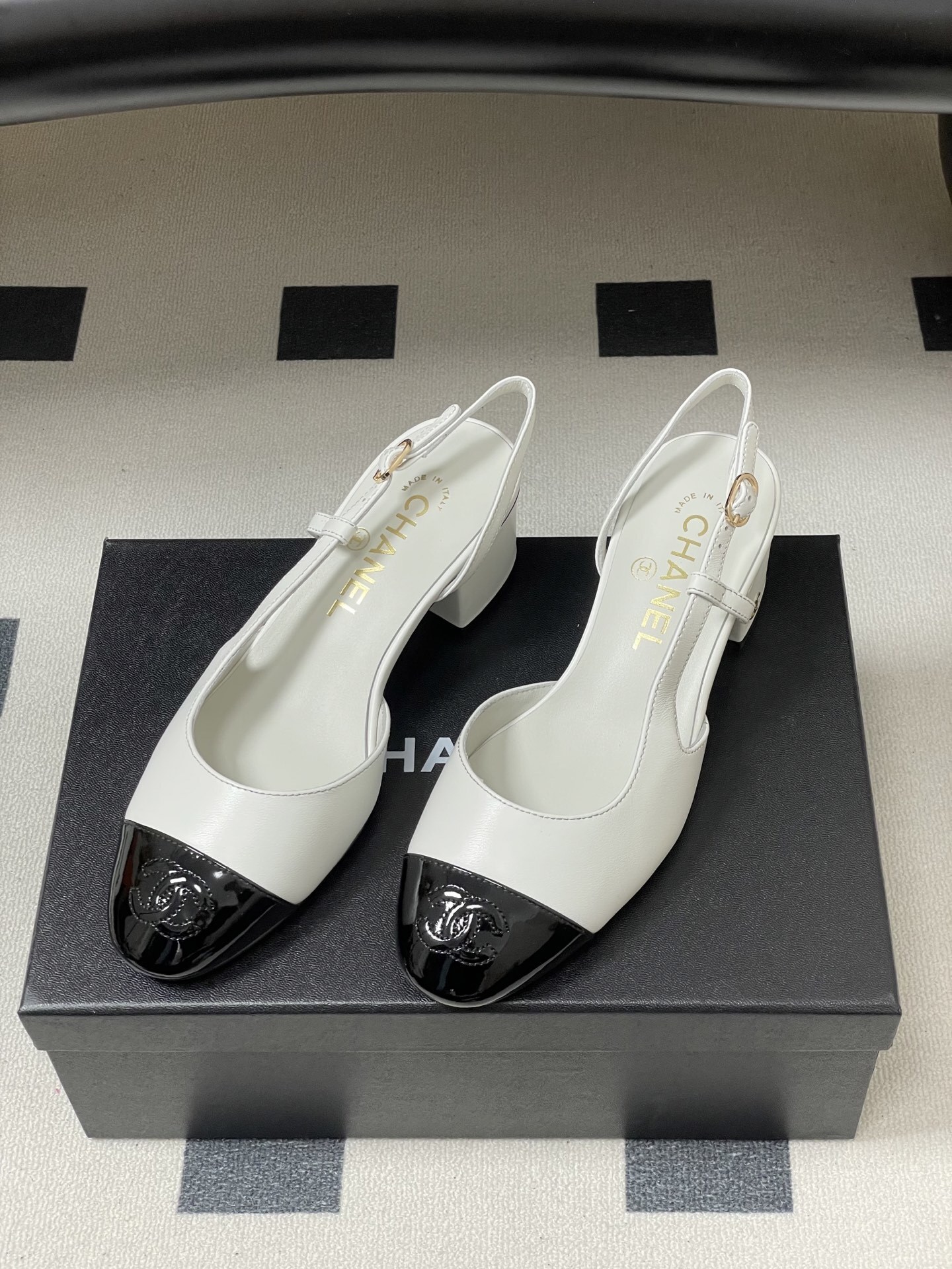 Luxury Chanel slingback pumps in white leather with black patent cap toe and block heel featuring gold CC logo. - Hình 5