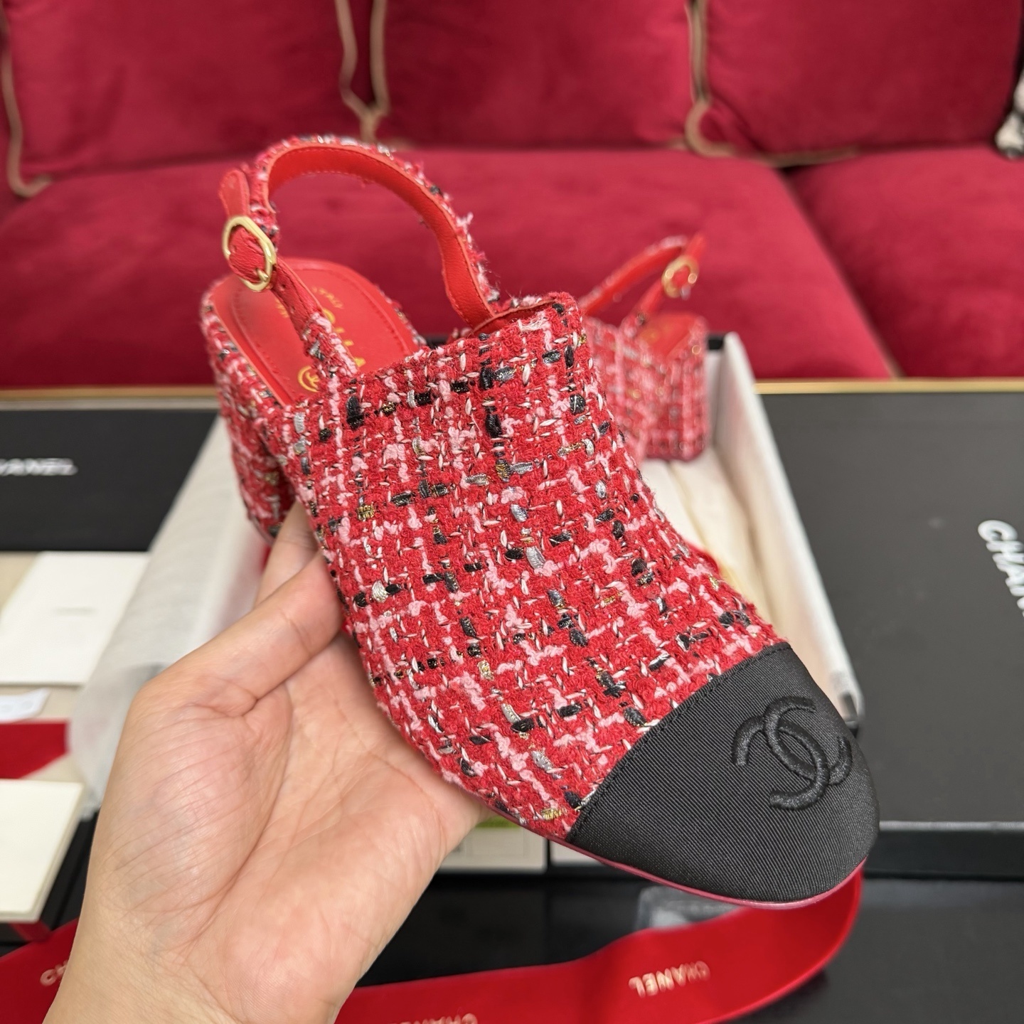 Luxury Chanel slingback pumps in red and pink tweed with black fabric toe caps and interlocking CC logo on a black designer box. - Hình 4