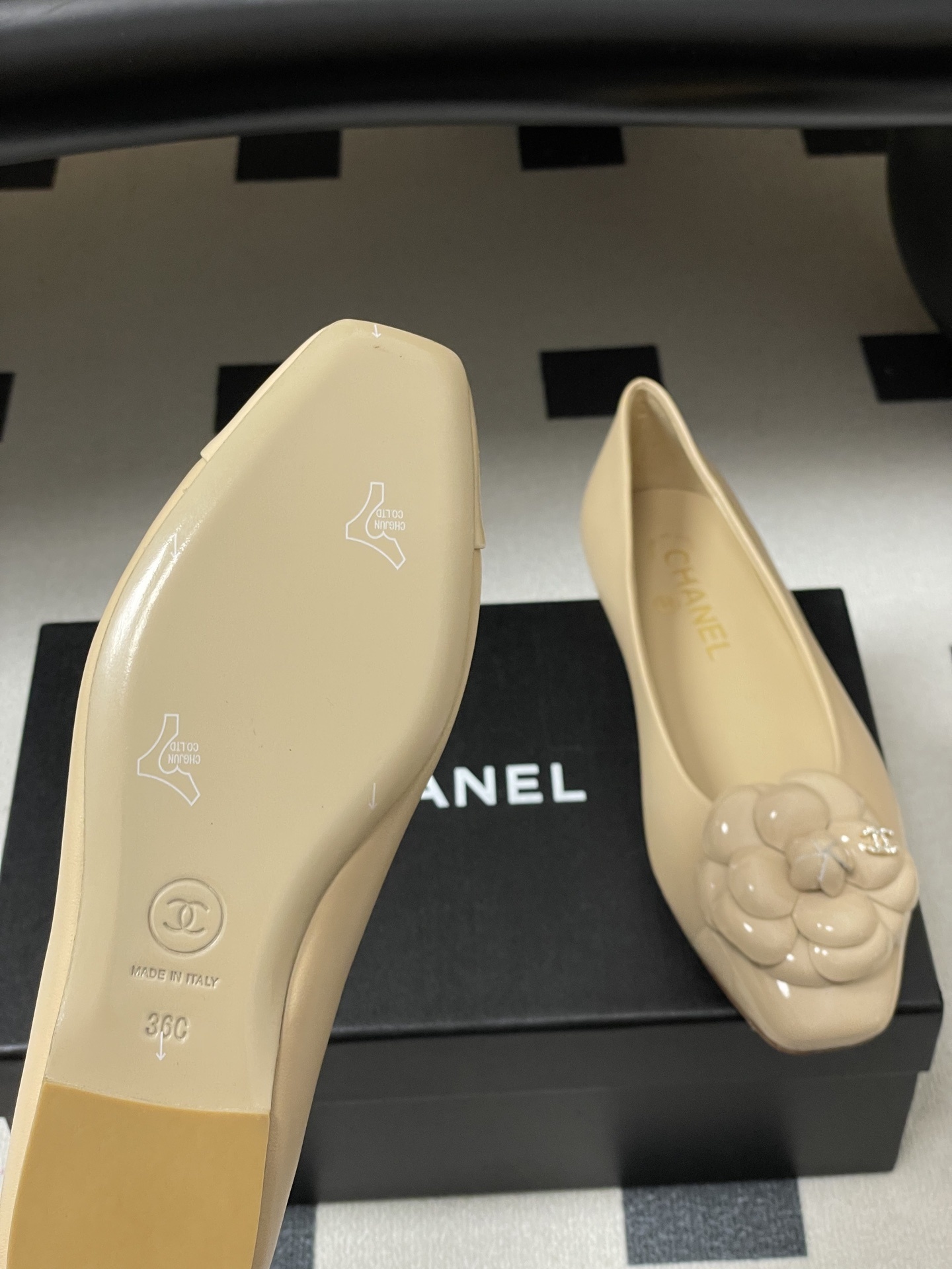 Pair of Chanel beige leather ballet flats featuring iconic camellia flower and crystal CC logo on the toe. - Hình 8